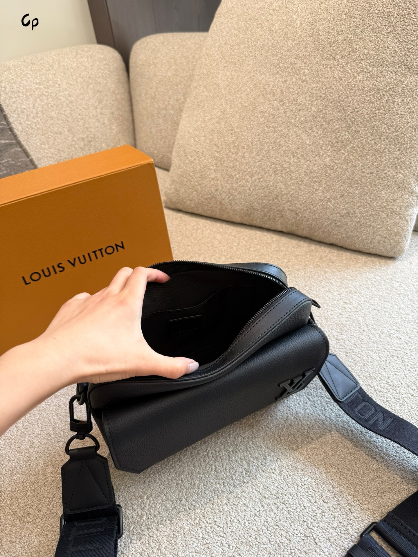 Bolso Mensajero Louis Vuitton para Hombre, Negro, Elegancia y Funcionalidad 8 i1753610755589 9888 0 6