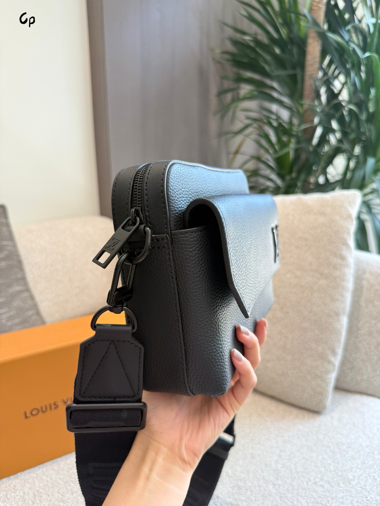 Bolso Mensajero Louis Vuitton para Hombre, Negro, Elegancia y Funcionalidad 4 i1753610755592 1421 0 2