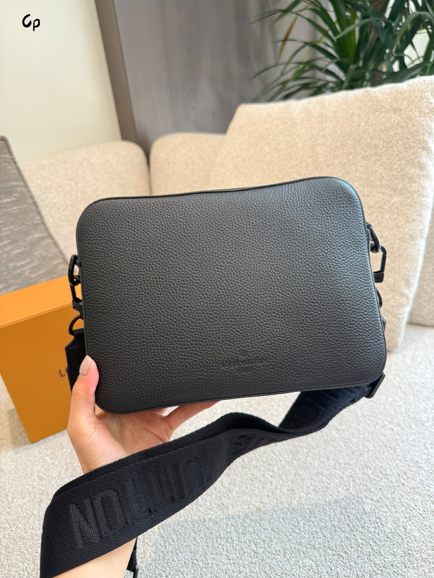 Bolso Mensajero Louis Vuitton para Hombre, Negro, Elegancia y Funcionalidad 5 i1753610757388 4663 0 3