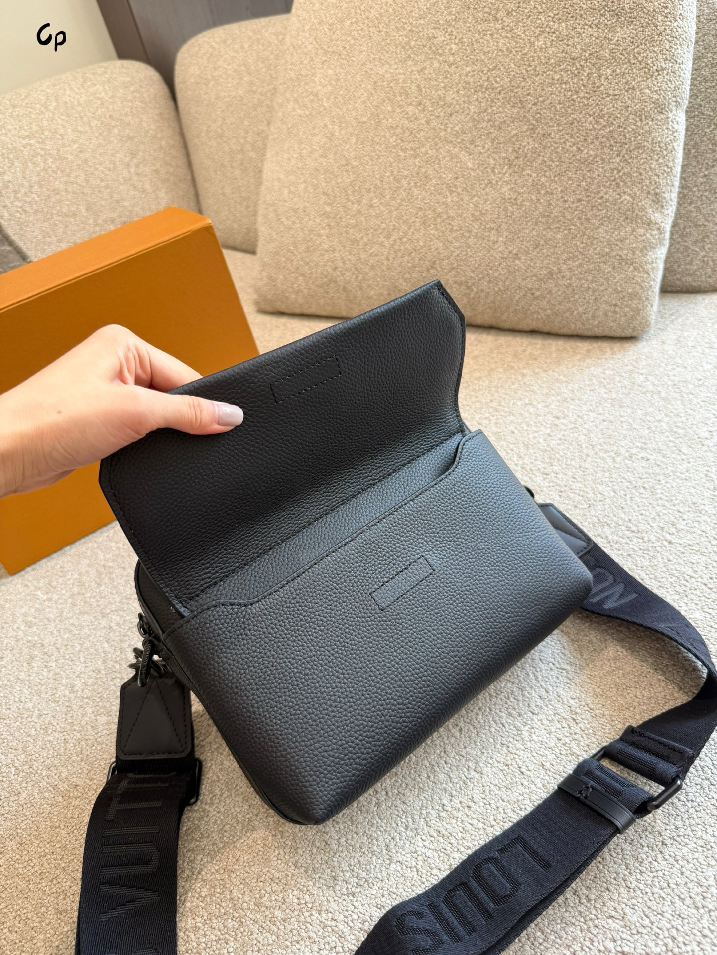 Bolso Mensajero Louis Vuitton para Hombre, Negro, Elegancia y Funcionalidad 10 i1753610757419 8678 0 8