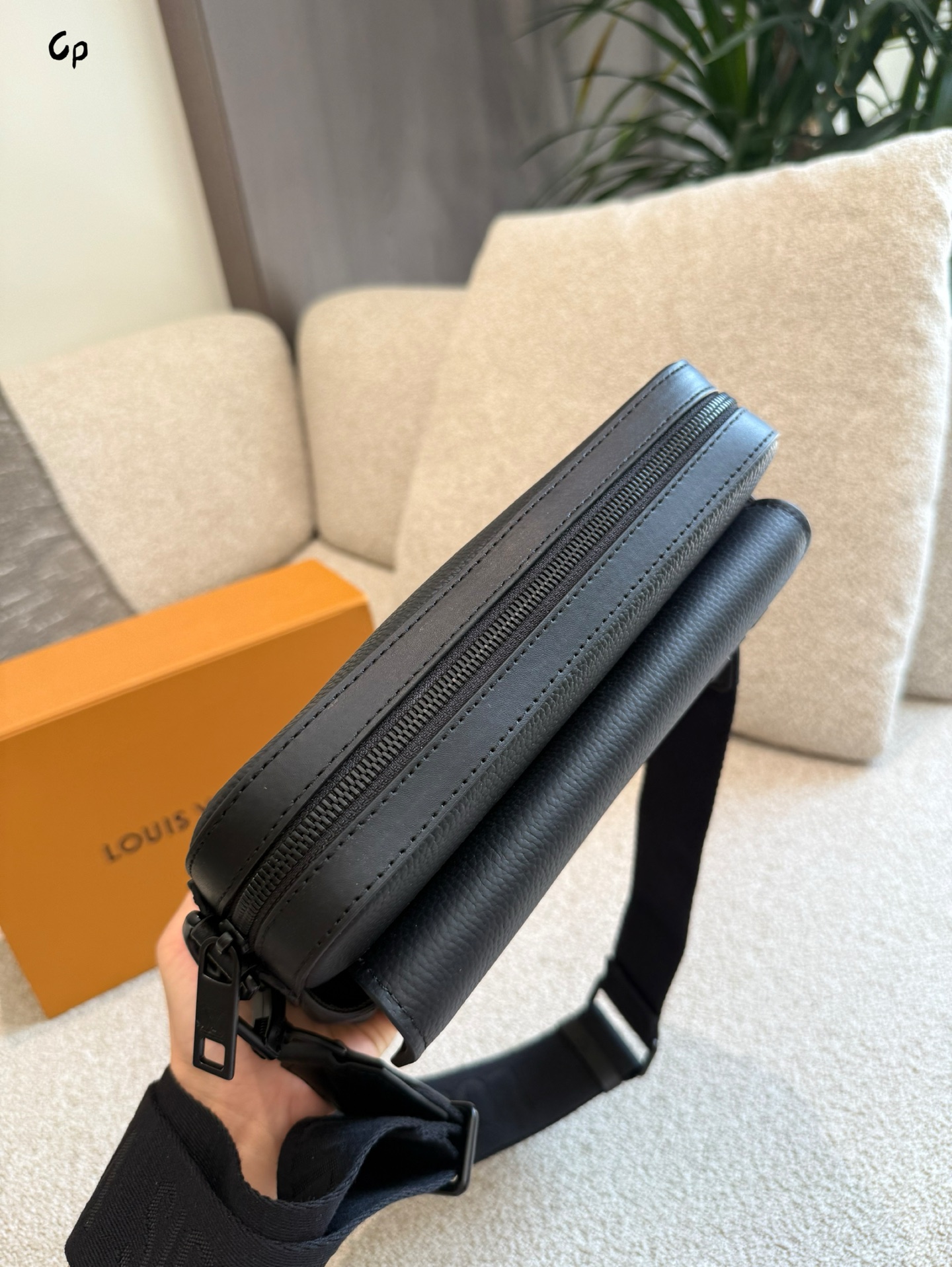 Bolso Mensajero Louis Vuitton para Hombre, Negro, Elegancia y Funcionalidad 6 i1753610757425 6864 0 4