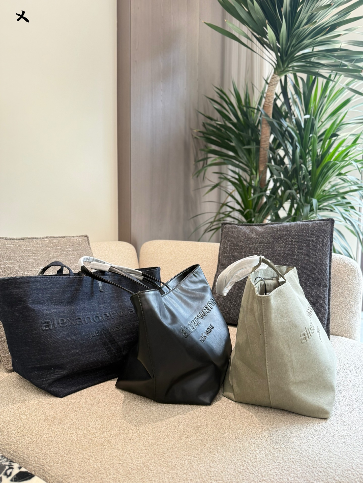 Alexander Wang Bolso Tote: Espacioso, Duradero y con Estilo Moderno 6 i1753692016267 8809 0 4