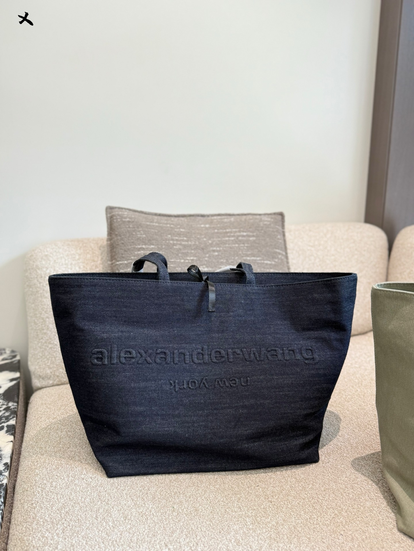 Alexander Wang Bolso Tote: Espacioso, Duradero y con Estilo Moderno 4 i1753692016278 7937 0 2