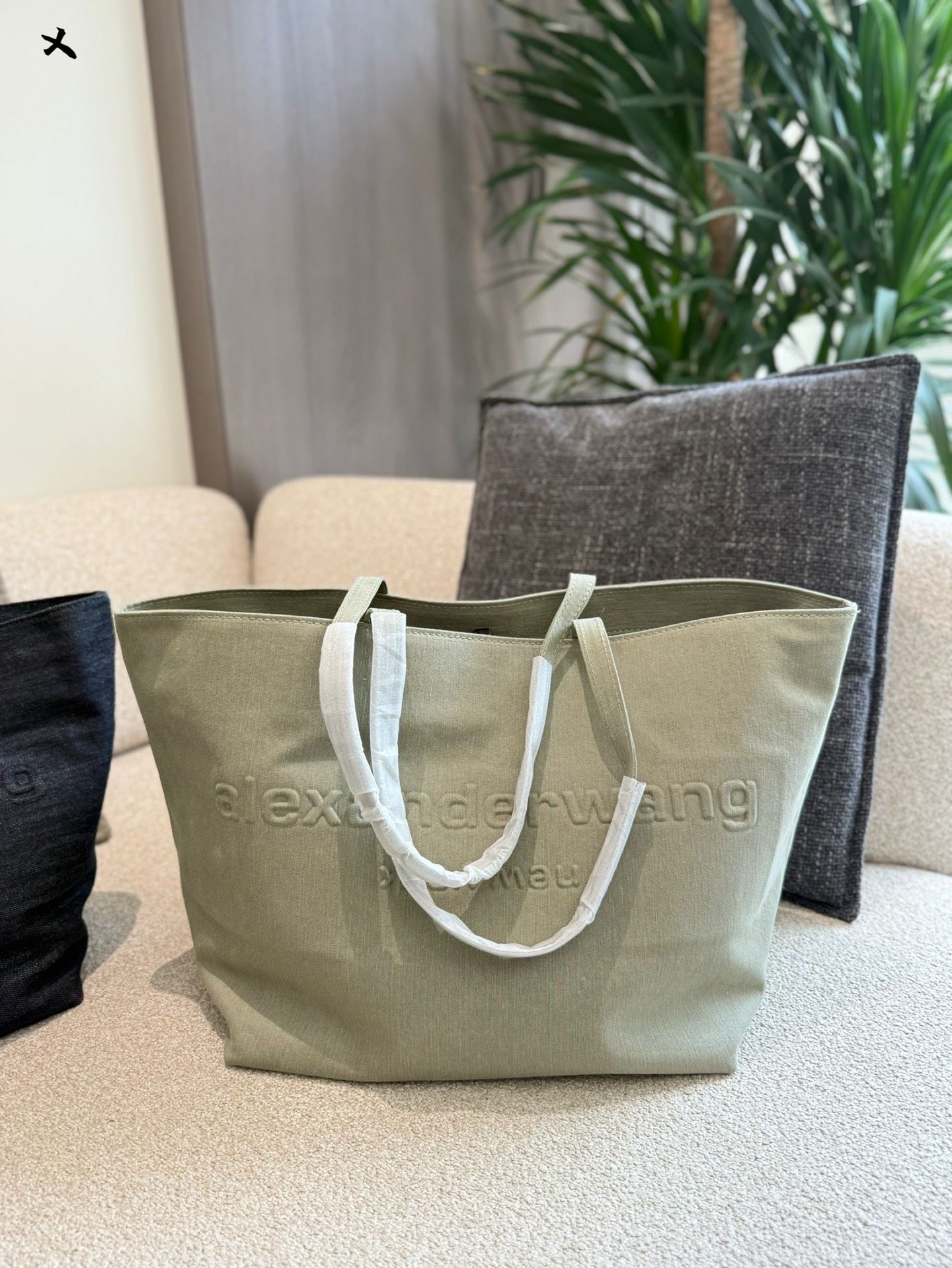 Alexander Wang Bolso Tote: Espacioso, Duradero y con Estilo Moderno 3 i1753692016299 5479 0 1