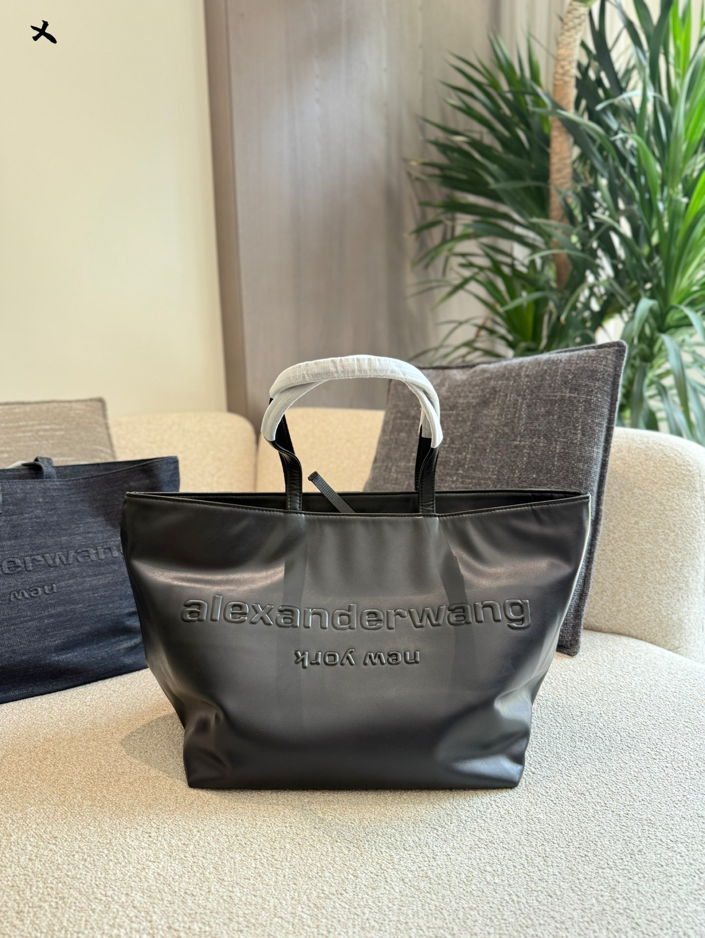 Alexander Wang Bolso Tote: Espacioso, Duradero y con Estilo Moderno 5 i1753692016301 8233 0 3