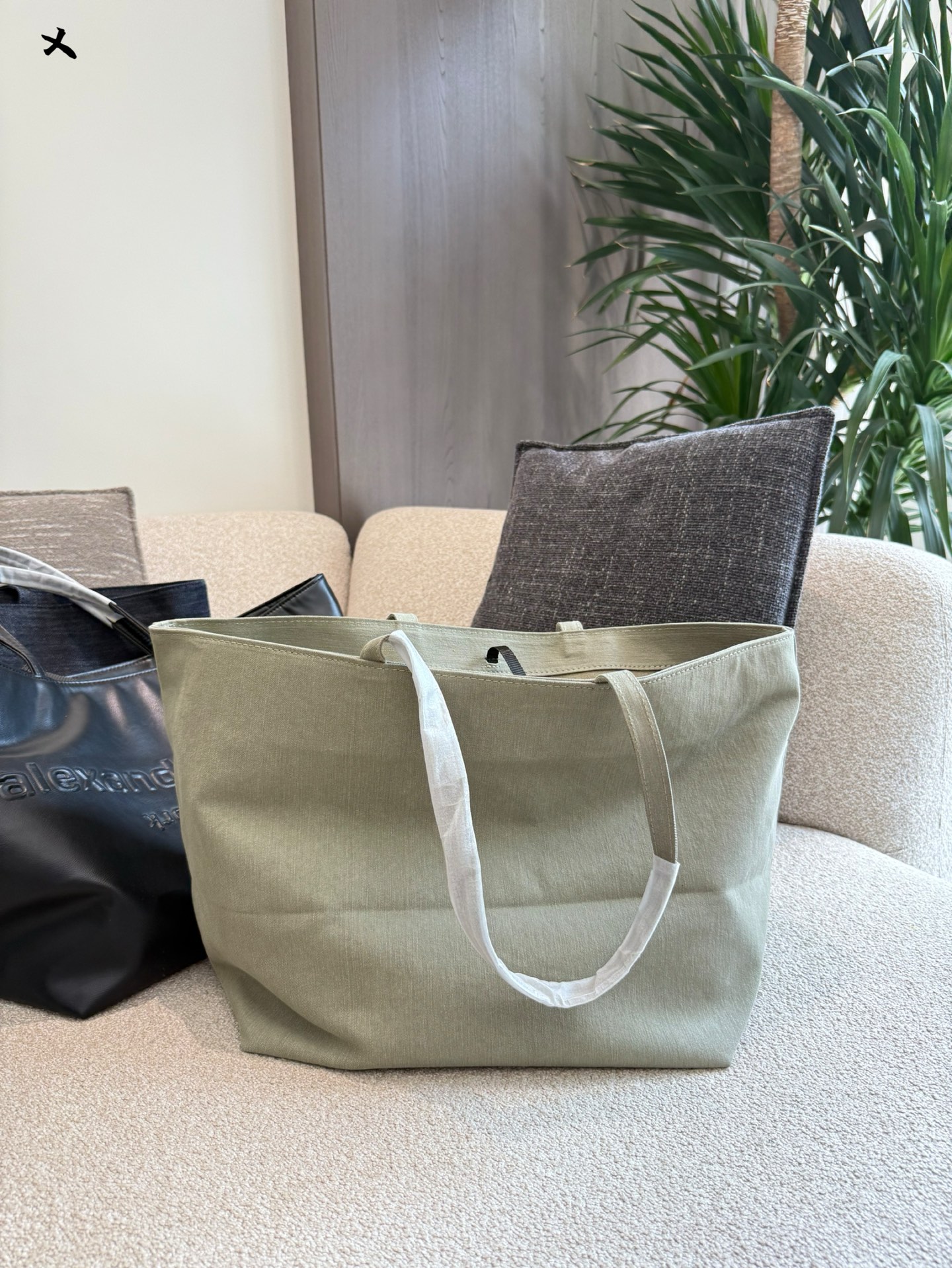 Alexander Wang Bolso Tote: Espacioso, Duradero y con Estilo Moderno 10 i1753692017234 6710 0 8