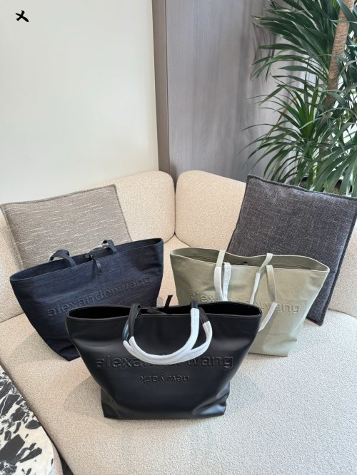Alexander Wang Bolso Tote: Espacioso, Duradero y con Estilo Moderno 16 Alexander Wang Bolso Tote: Espacioso, Duradero y con Estilo Moderno