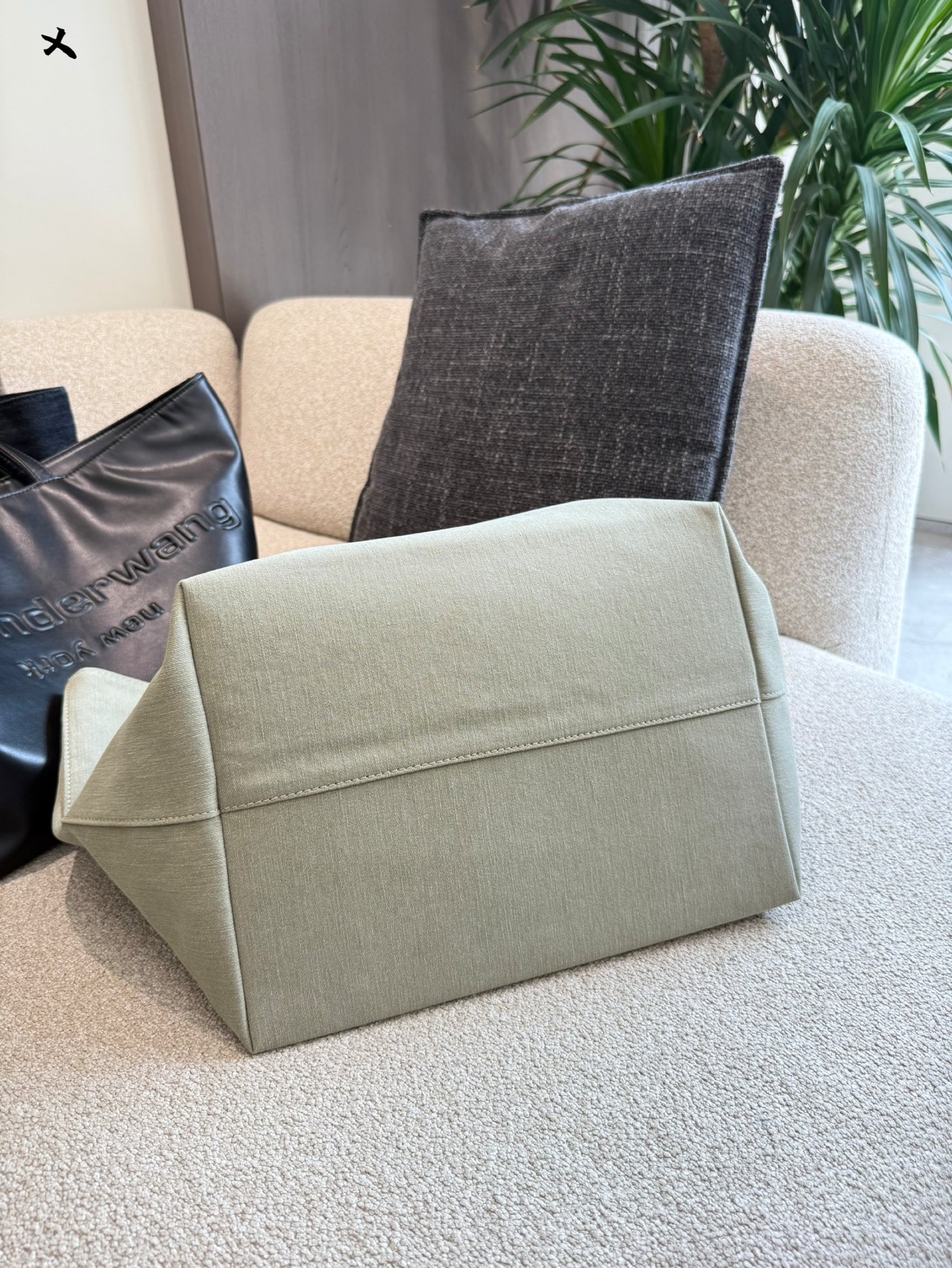 Alexander Wang Bolso Tote: Espacioso, Duradero y con Estilo Moderno 8 i1753692017258 8995 0 6