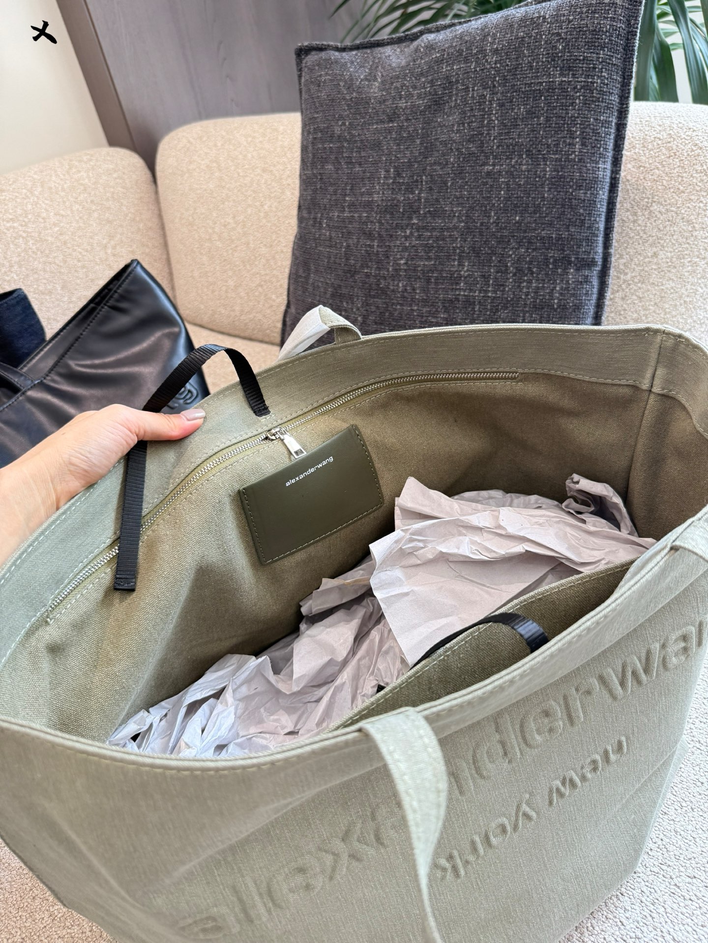 Alexander Wang Bolso Tote: Espacioso, Duradero y con Estilo Moderno 9 i1753692017262 1339 0 7