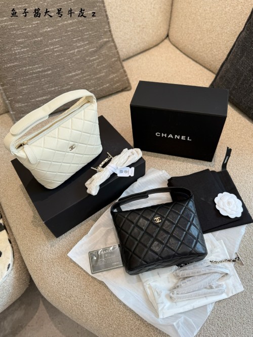 יוקרת מזוודת Chanel 25A עם לוגו קטן במידה 16 ס'מ - יצירת יוקרת יומית 1 יוקרת מזוודת Chanel 25A עם לוגו קטן במידה 16 ס’מ – יצירת יוקרת יומית