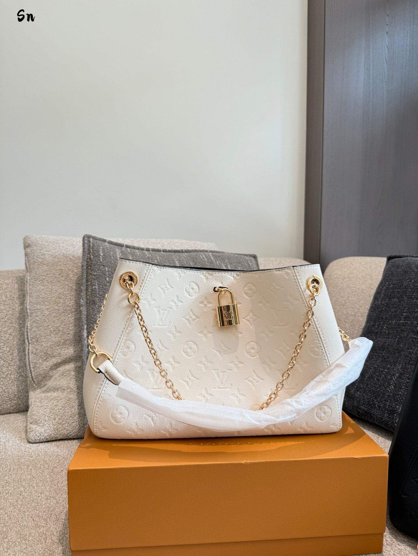 Bolso de cuero Louis Vuitton Any Time con estampado, 30 cm 5 i1754034106957 5976 0 3