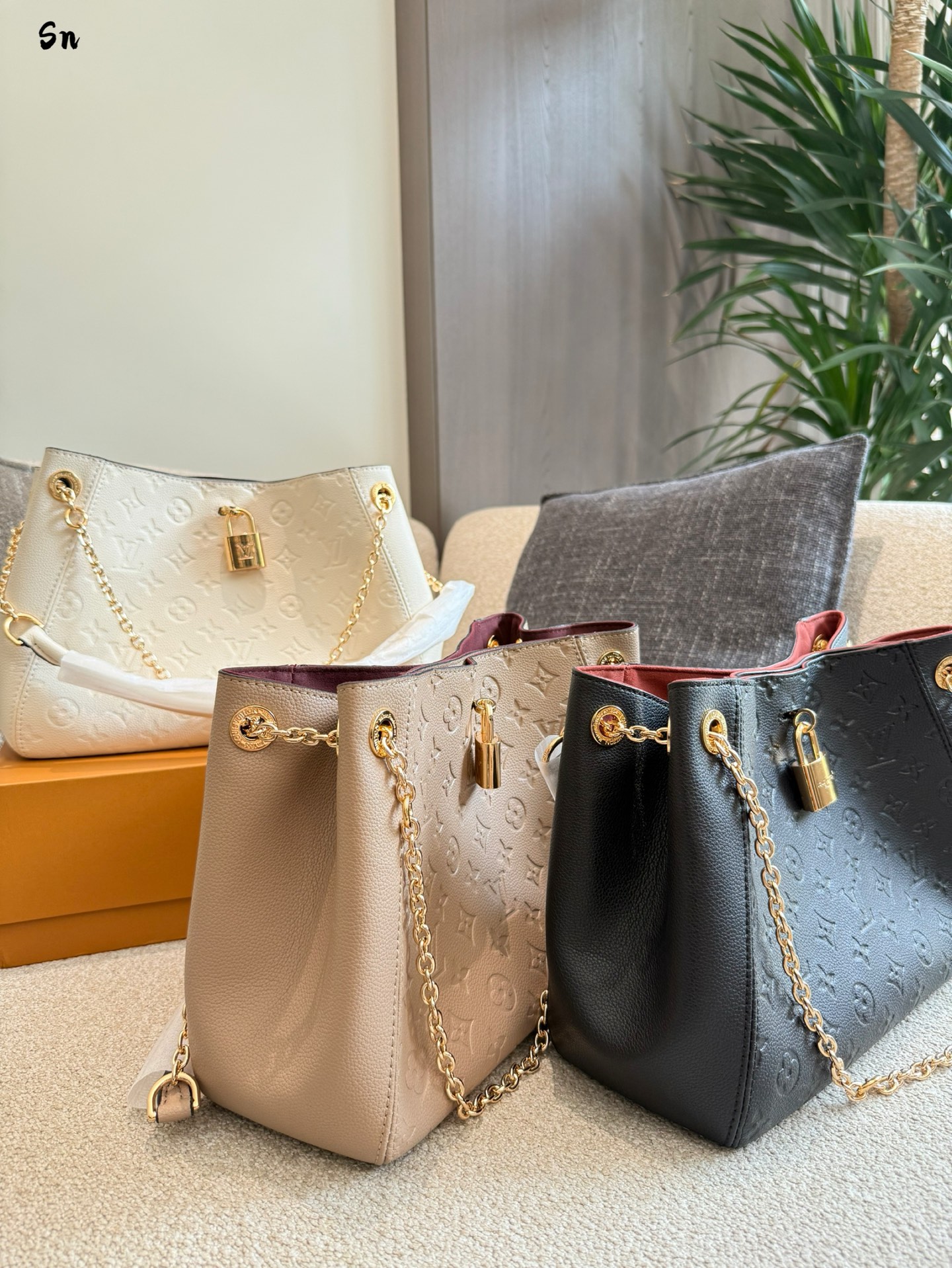 Bolso de cuero Louis Vuitton Any Time con estampado, 30 cm 9 i1754034106958 7974 0 7