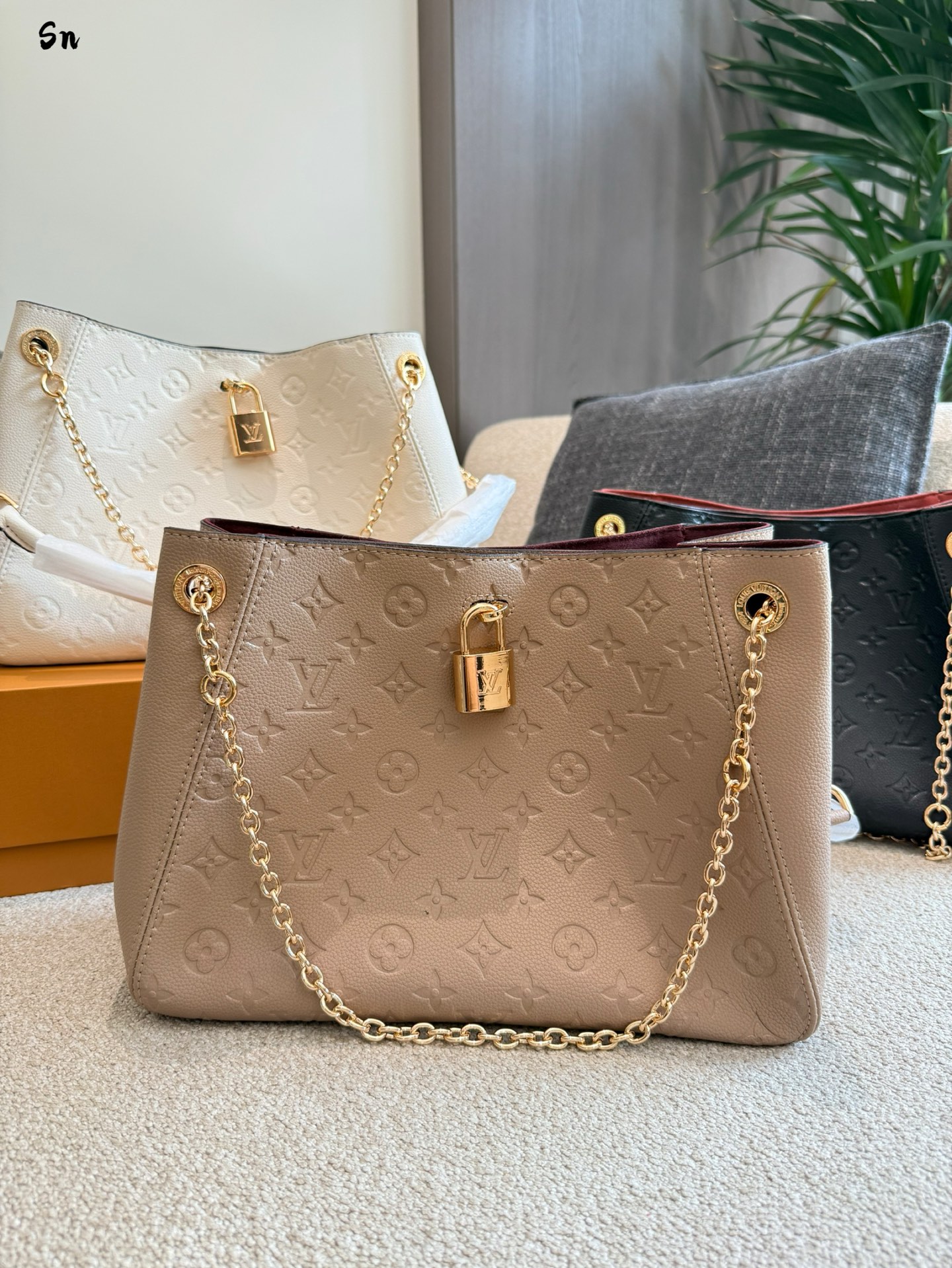 Bolso de cuero Louis Vuitton Any Time con estampado, 30 cm 3 i1754034108054 2022 0 1