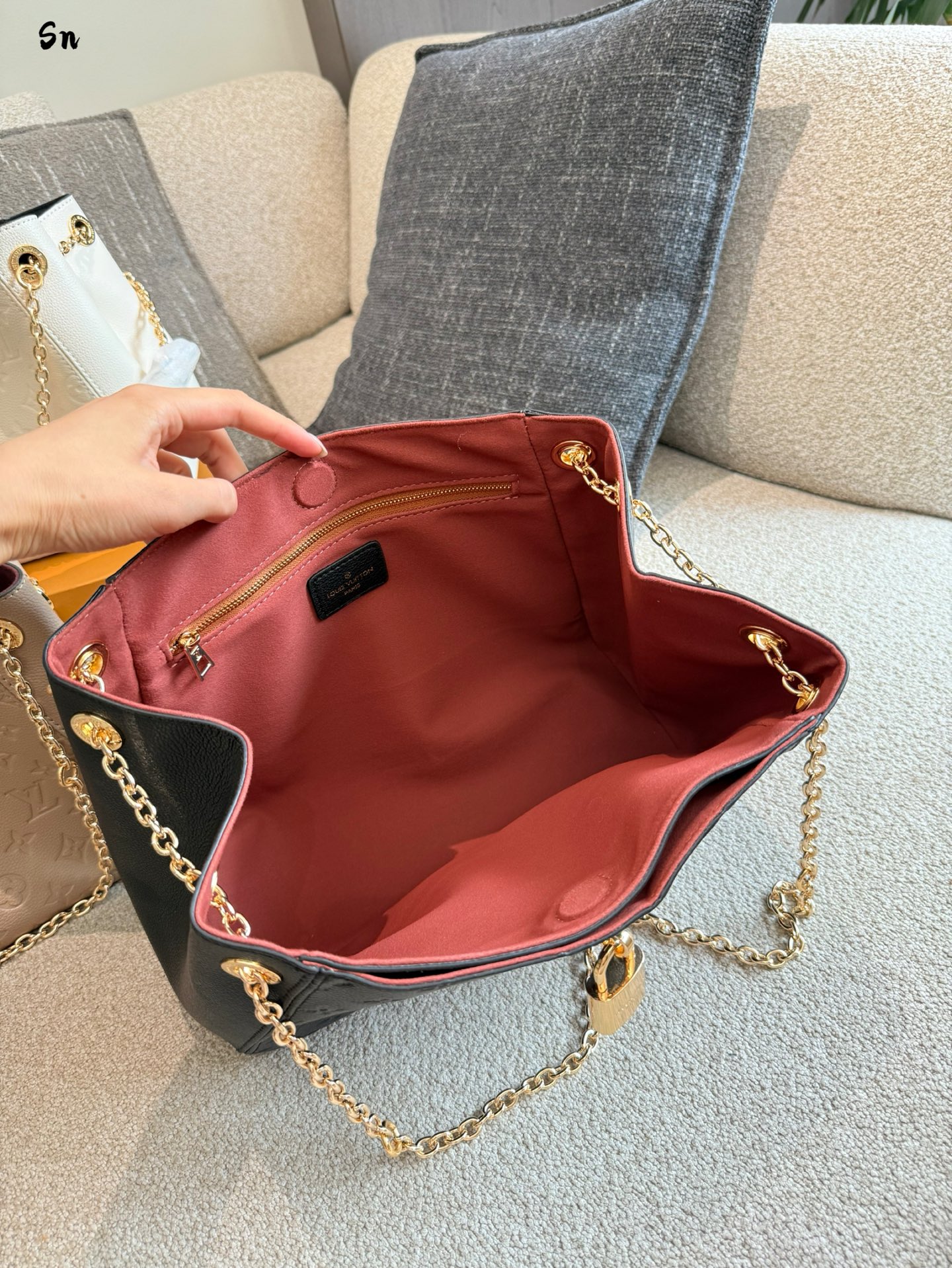 Bolso de cuero Louis Vuitton Any Time con estampado, 30 cm 8 i1754034108070 7638 0 6