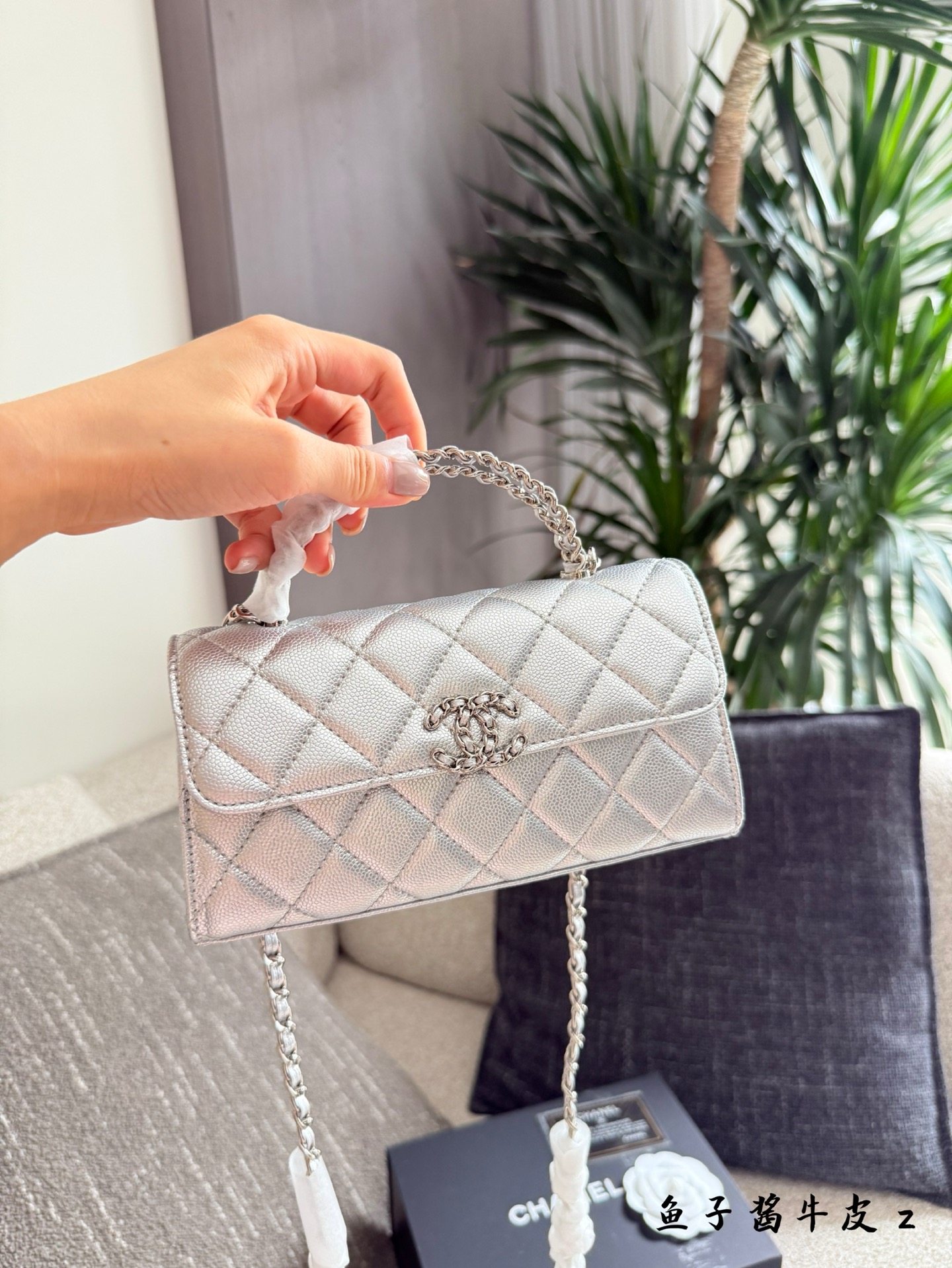 Bolso bandolera Chanel Kelly plateado, diseño moderno y elegante 7 i1754041613811 3834 0 5