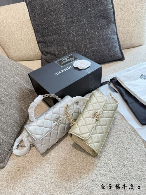 Bolso bandolera Chanel Kelly plateado, diseño moderno y elegante 15 Bolso bandolera Chanel Kelly plateado, diseño moderno y elegante