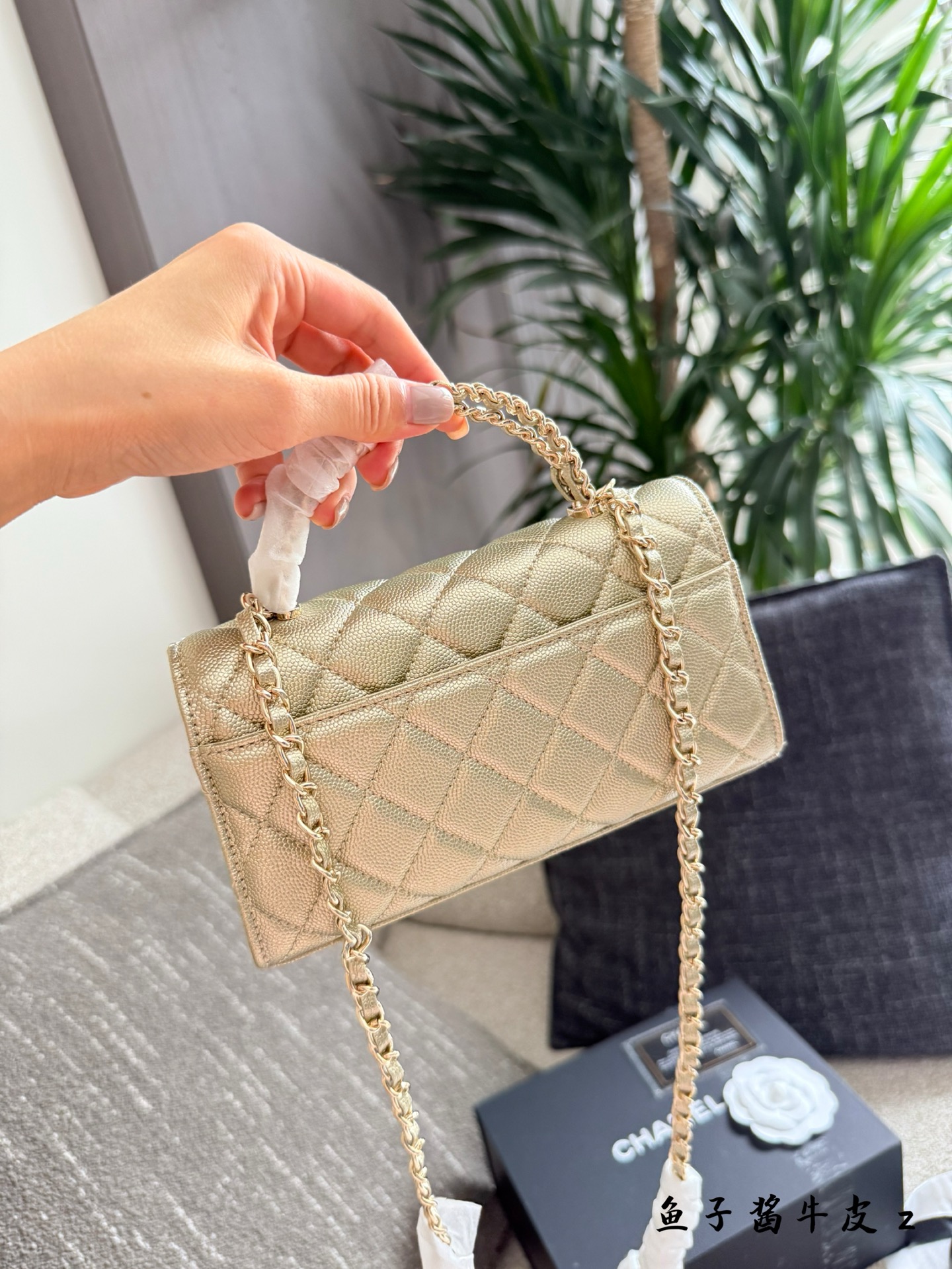 Bolso bandolera Chanel Kelly plateado, diseño moderno y elegante 6 i1754041613835 7796 0 4