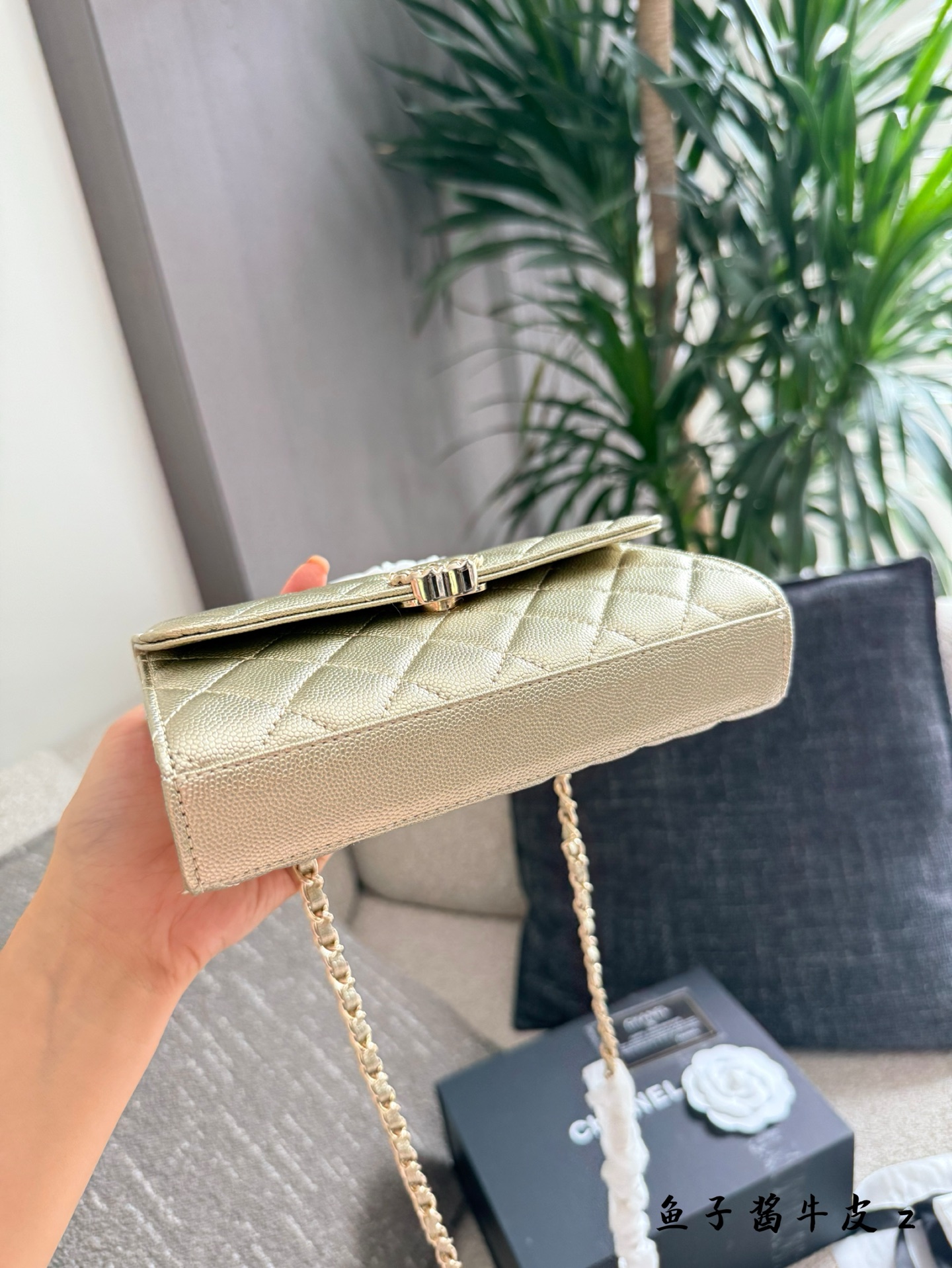Bolso bandolera Chanel Kelly plateado, diseño moderno y elegante 5 i1754041616881 6719 0 3