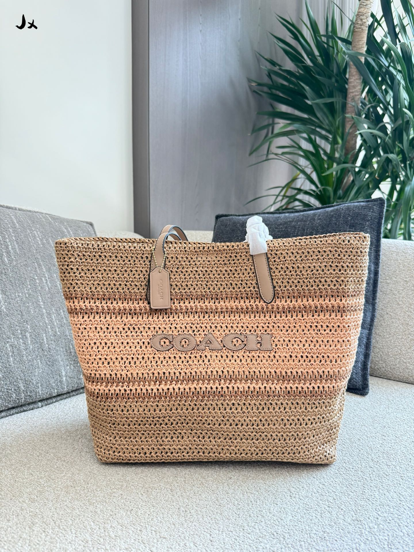 Bolso tote de rafia de Coach, un color muy suave, combina con varios estilos de vestimenta en verano, peso ligero, 33 c…