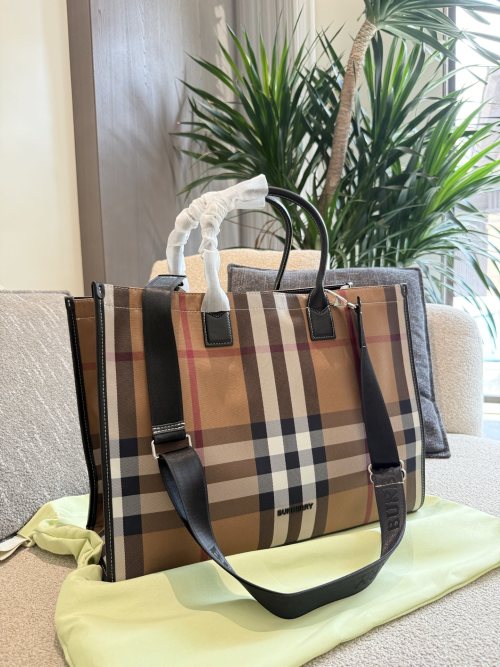 Burberry Classic Check Tote Bag, Large Capacity, Stylish and Durable - 41cm 1 Burberry Classic Check Tote Bag, Large Capacity, Stylish and Durable - 41cm