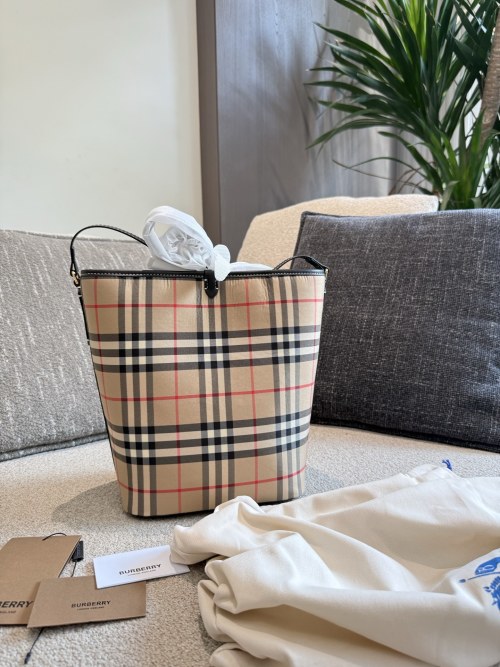 Burberry P200 Vintage Check Bucket Bag Adjustable Strap, 23 x 30 cm 1 Burberry P200 Vintage Check Bucket Bag Adjustable Strap, 23 x 30 cm