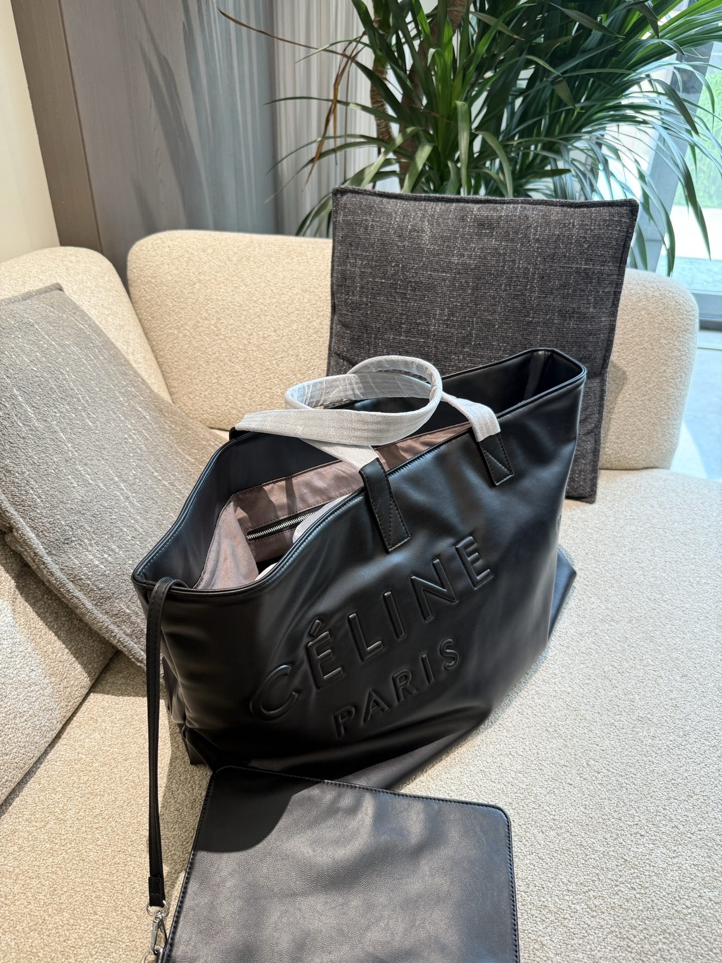 Celine Bolso de Compras Grande de Cuero Negro | Elegancia y Funcionalidad 8 i1754734559221 6341 0 7