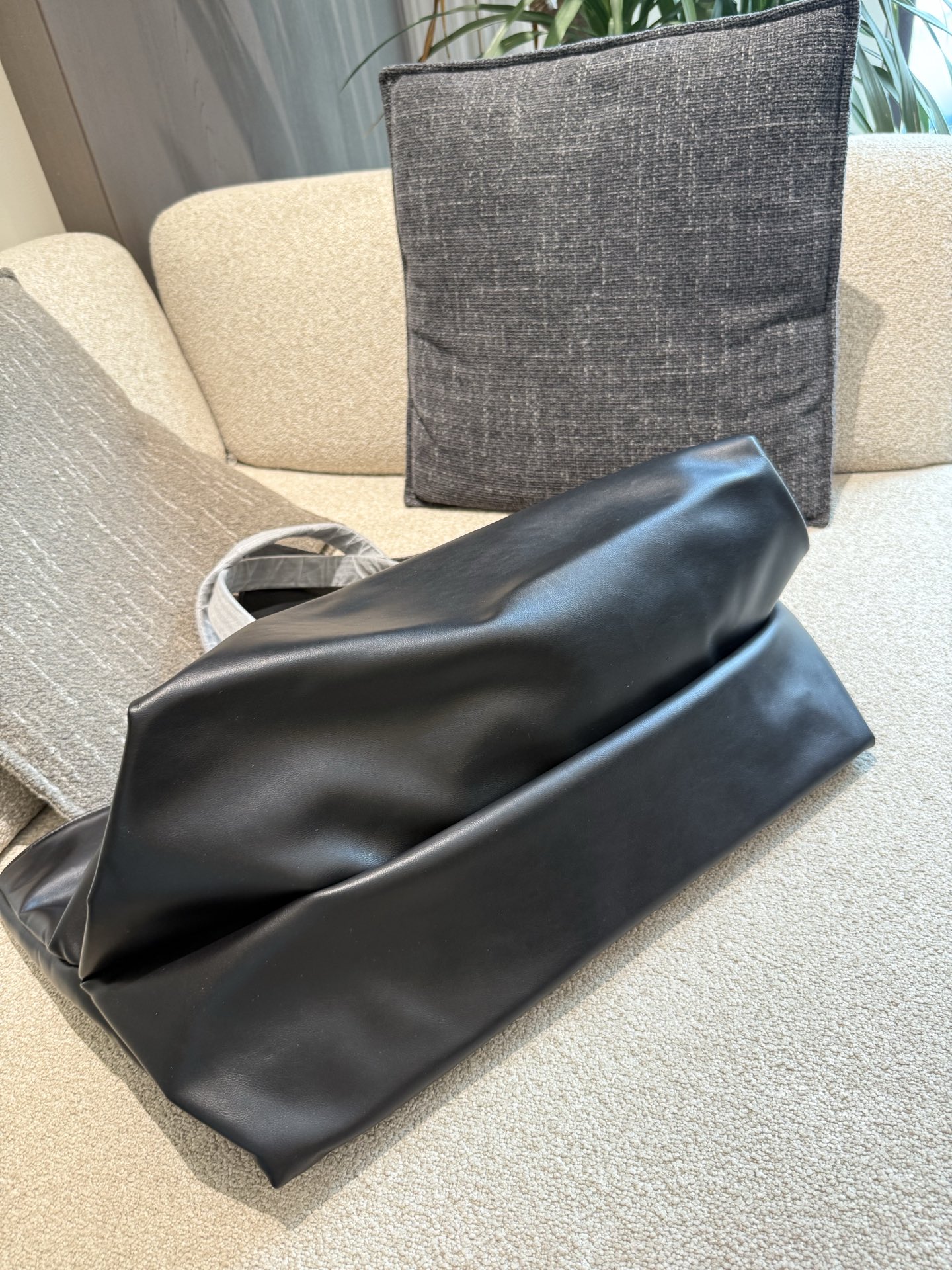 Celine Bolso de Compras Grande de Cuero Negro | Elegancia y Funcionalidad 6 i1754734561267 8432 0 5