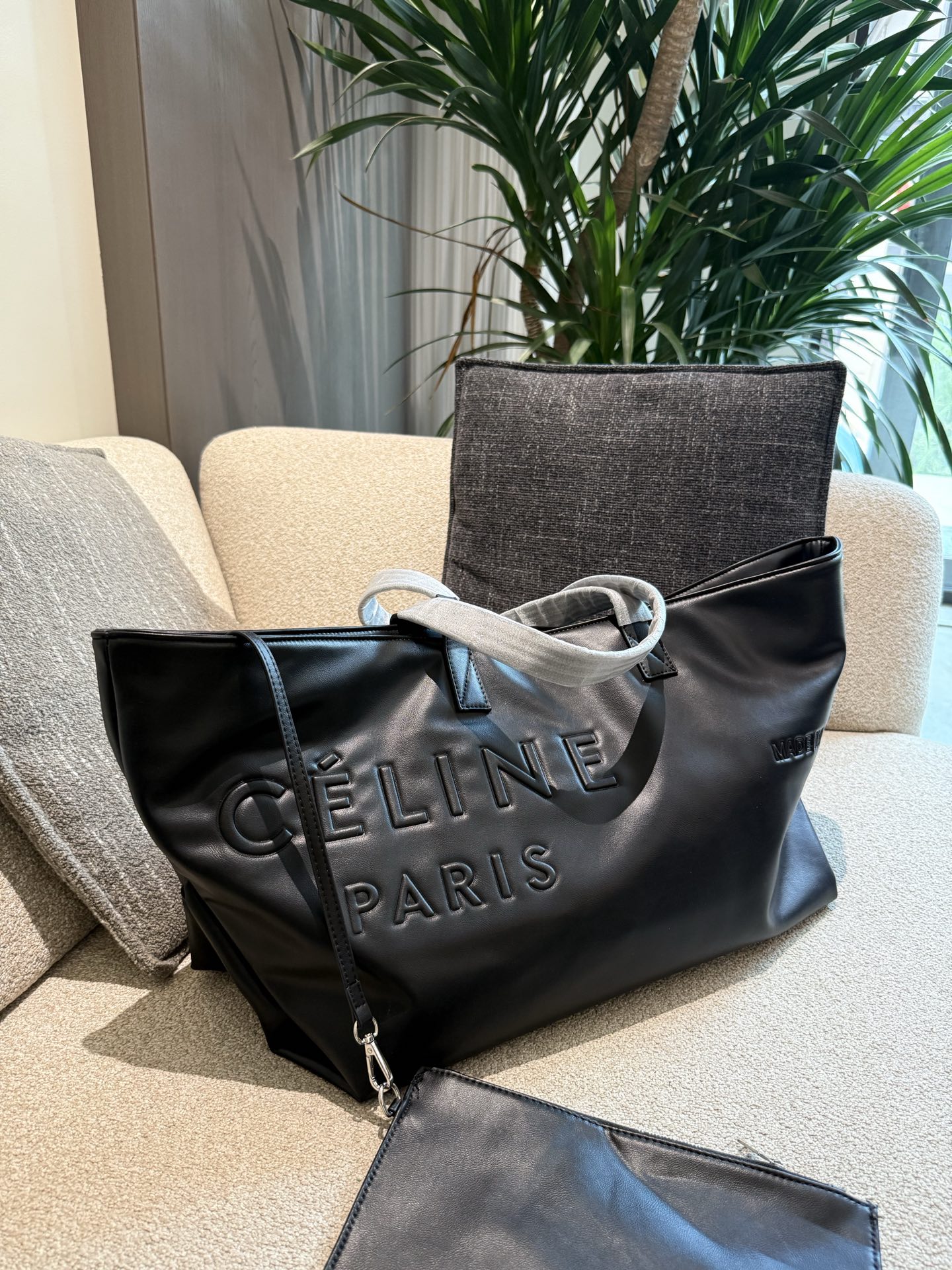 Celine Bolso de Compras Grande de Cuero Negro | Elegancia y Funcionalidad 3 i1754734561308 9953 0 2