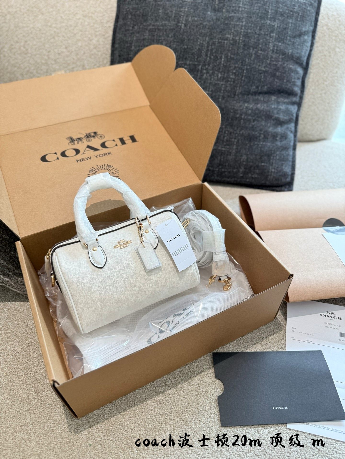 💰260
迷你波士顿包 | 掌心经典,一包多型✨
Coach蔻驰迷你波士顿
👜 浓缩优雅,掌心大小装下日常:
经典波士顿廓形微缩,轻松收纳手机+口红+钥匙,通勤约会都不慌乱~
💼 一包解锁3种背法:
可手提/单肩/斜挎,皮质肩带,甜酷切换超随心!
🌿 材质升级更耐造:
PVC老花涂层面料防水耐脏,雨天也能保持精致!
🎨 配色玩转春夏季:
冷酷冰川白,搭配金色配件金属,低调中透着高级感~
👉 小个子友好+巨能装,背出不费力的时髦感!
💕尺寸长17.5cm 宽10cm 高12cm