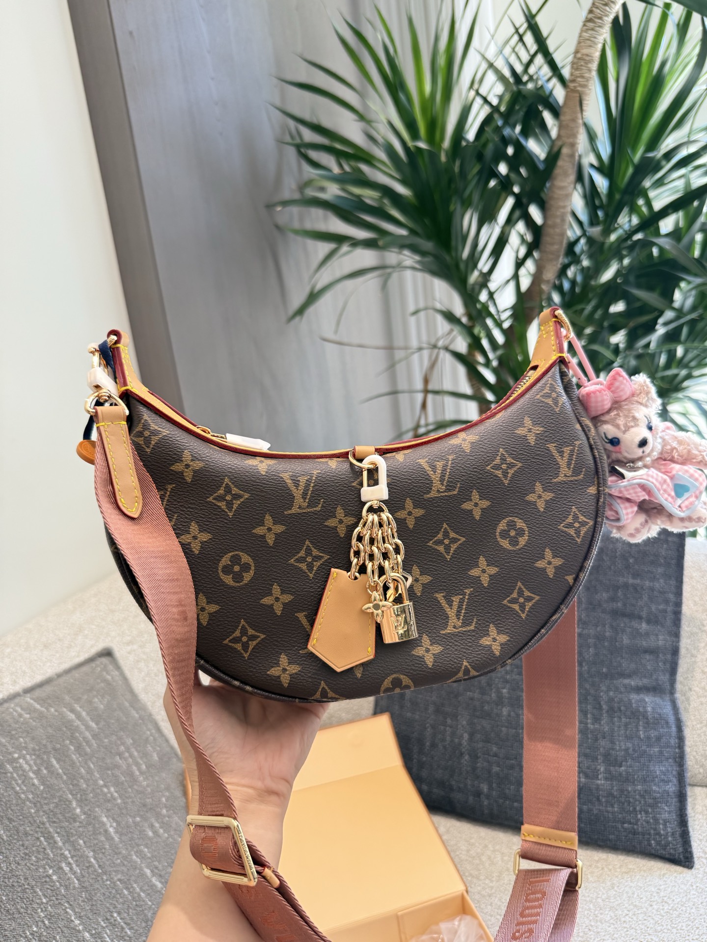 Louis Vuitton Looping: Bolso Media Luna con Múltiples Opciones de Estilo 10 i1754915445005 5833 0 8