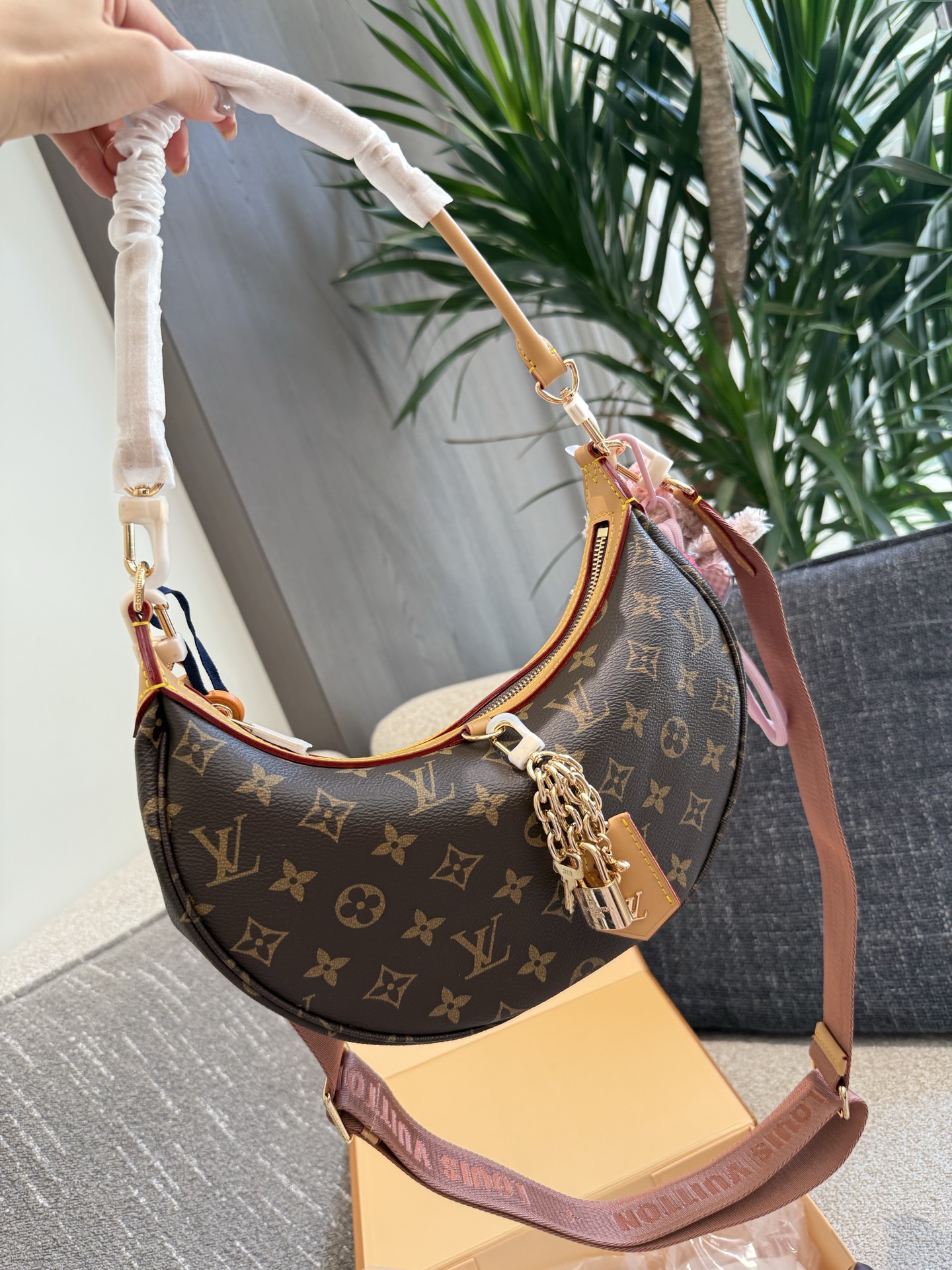 Louis Vuitton Looping: Bolso Media Luna con Múltiples Opciones de Estilo 4 i1754915445020 6849 0 2