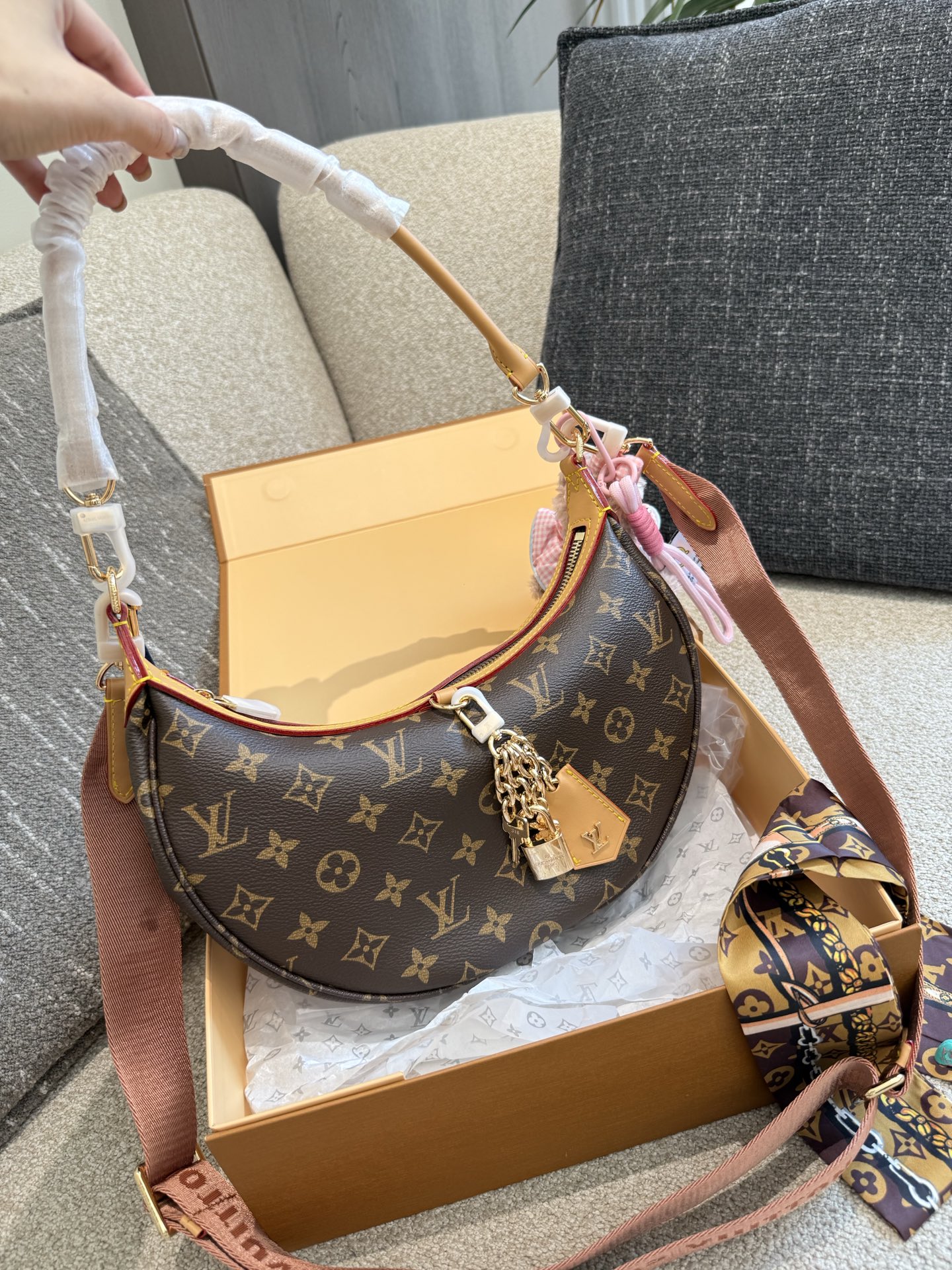 Louis Vuitton Looping: Bolso Media Luna con Múltiples Opciones de Estilo 6 i1754915445046 6769 0 4