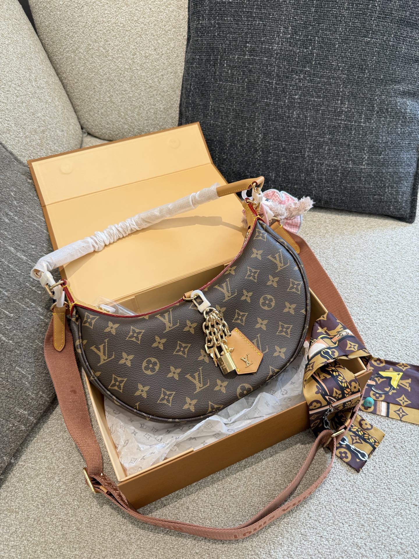 Louis Vuitton Looping: Bolso Media Luna con Múltiples Opciones de Estilo 3 i1754915447511 4717 0 1