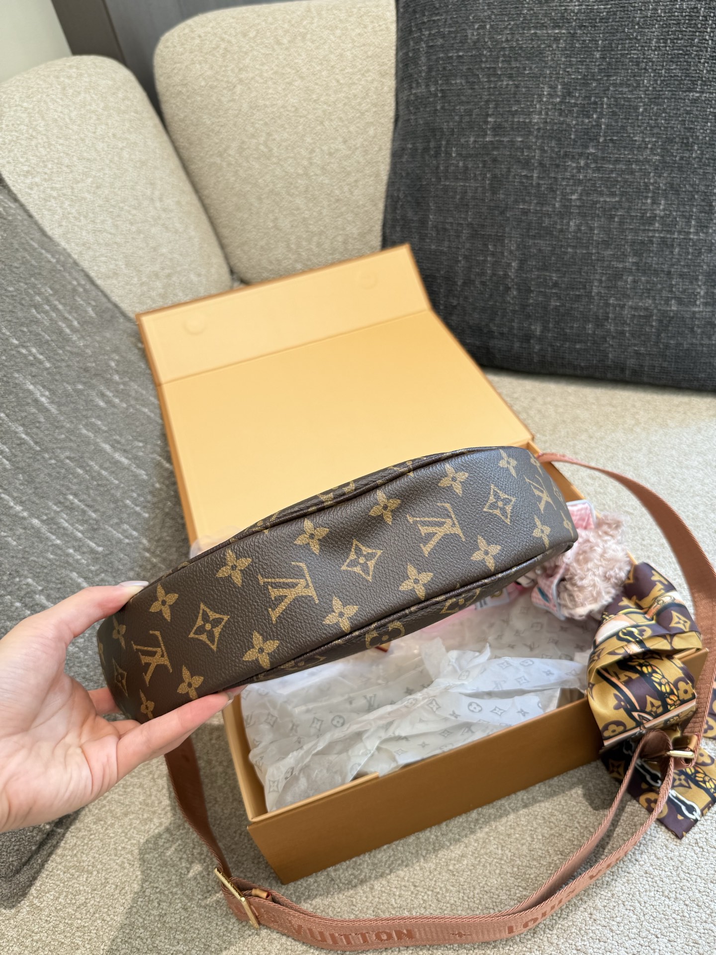 Louis Vuitton Looping: Bolso Media Luna con Múltiples Opciones de Estilo 8 i1754915447542 4363 0 6