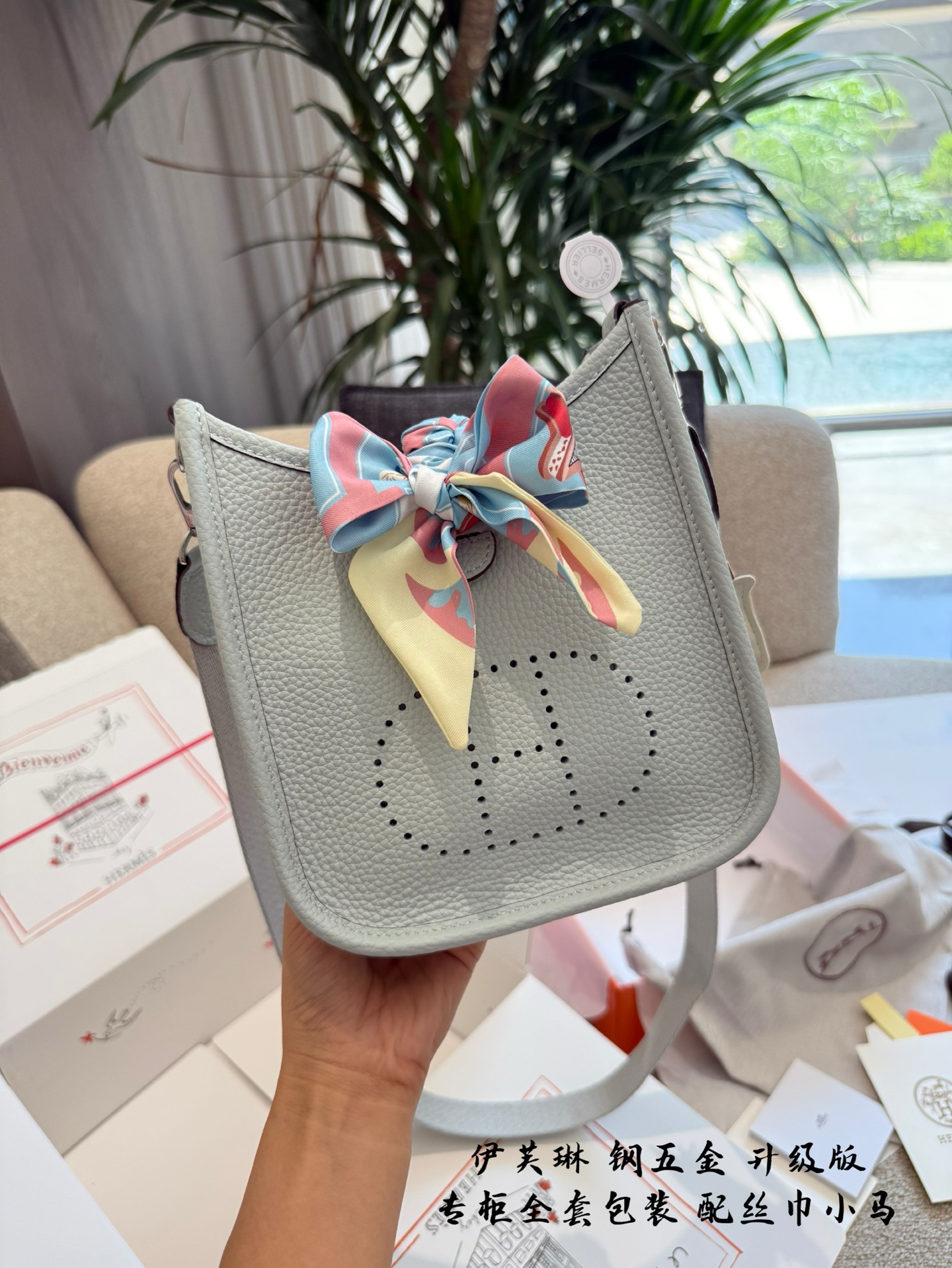 Mini Bolso bandolera Evelyne con colgante de caballo y bufanda de seda 9 i1754916643545 4823 0 7
