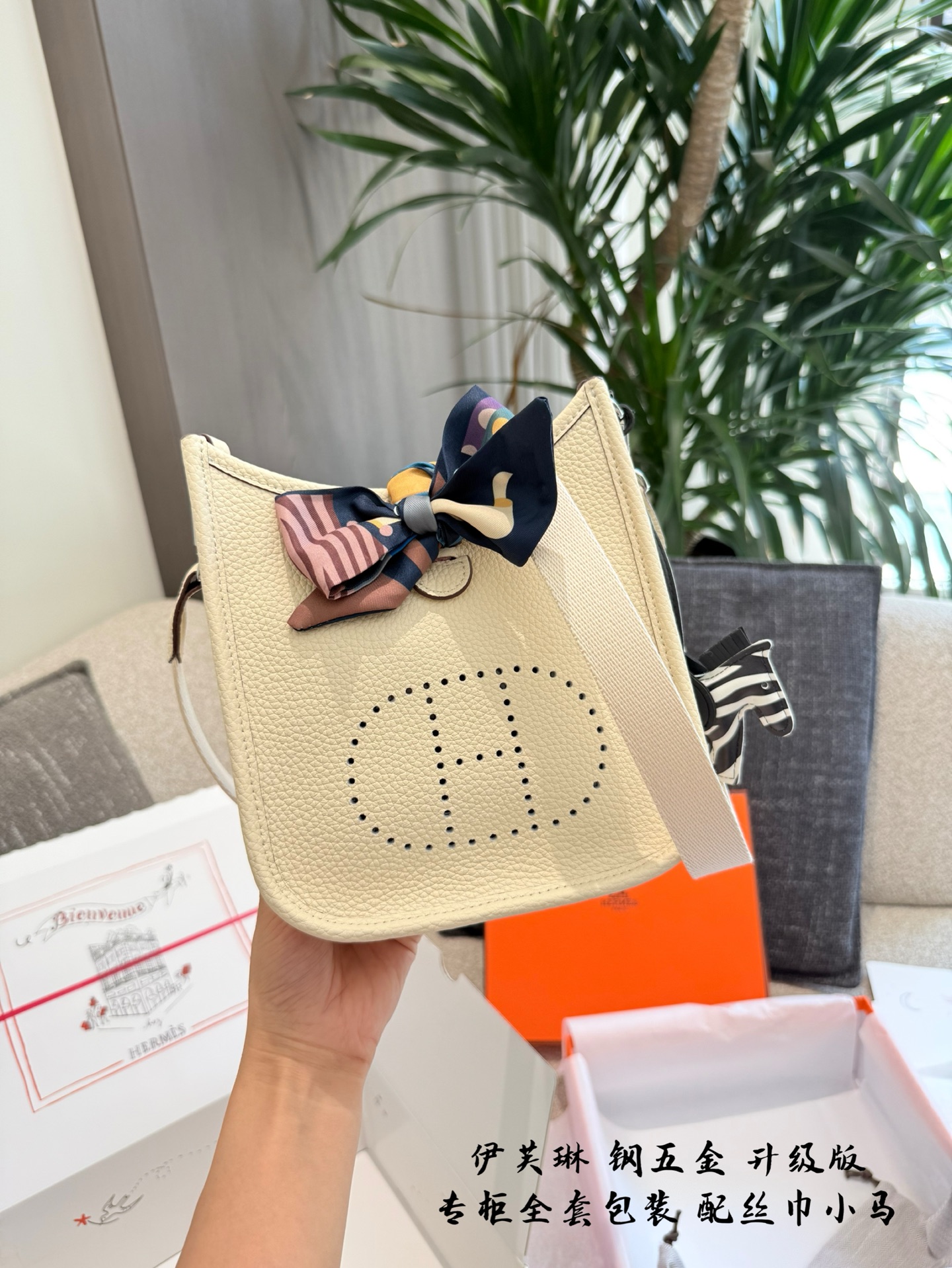 Mini Bolso bandolera Evelyne con colgante de caballo y bufanda de seda 5 i1754916646012 5367 0 3