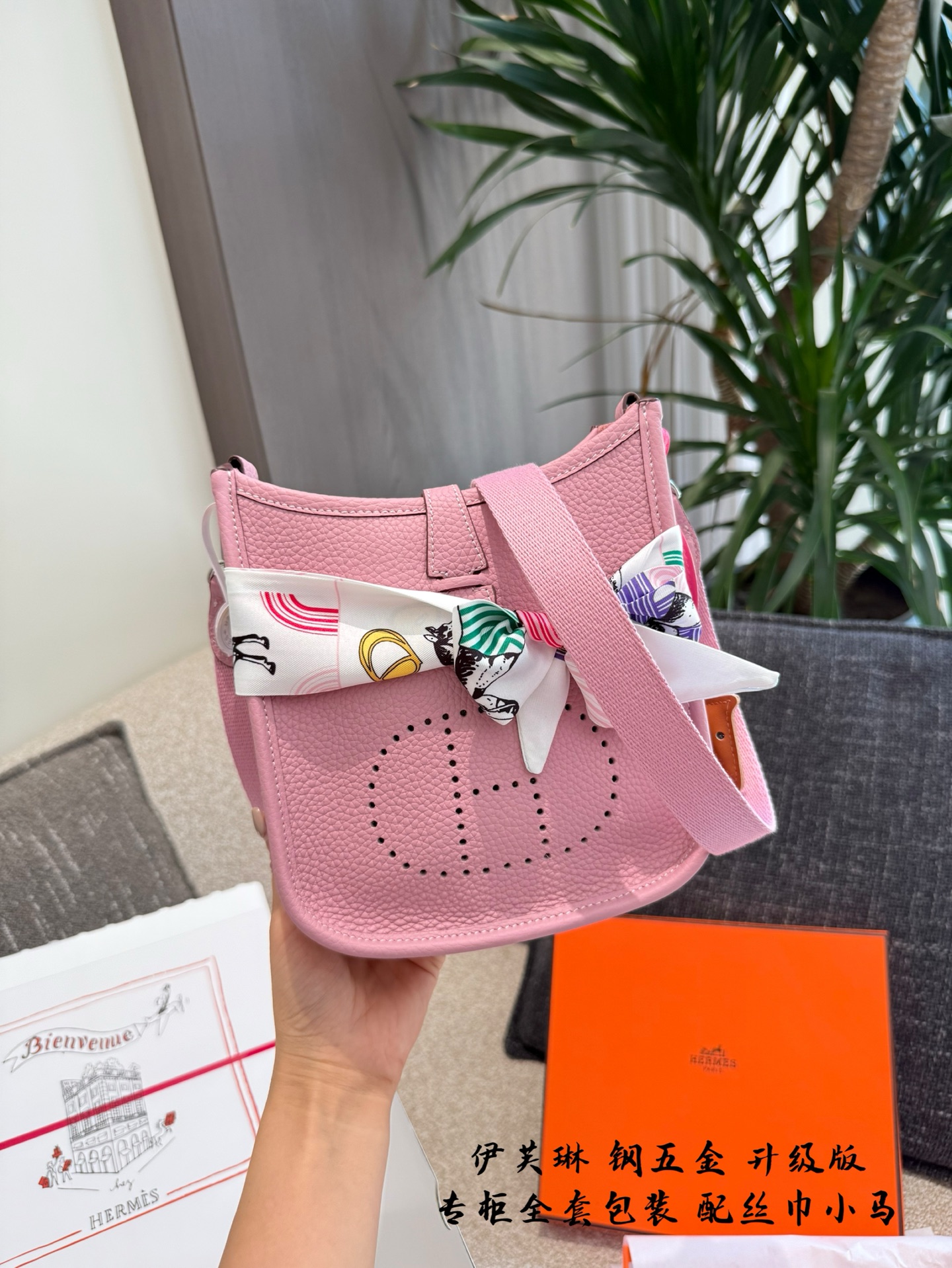 Mini Bolso bandolera Evelyne con colgante de caballo y bufanda de seda 7 i1754916646014 5044 0 5