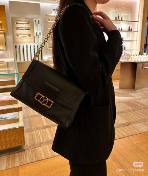 Louis Vuitton Dauphine Soft Bolso Mediano de Piel Negro con Cadena Desmontable 1 Louis Vuitton Dauphine Soft Bolso Mediano de Piel Negro con Cadena Desmontable