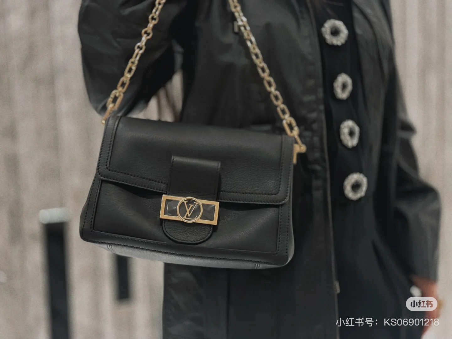 Louis Vuitton Dauphine Soft Bolso Mediano de Piel Negro con Cadena Desmontable 5 i1755002785850 9065 0 3