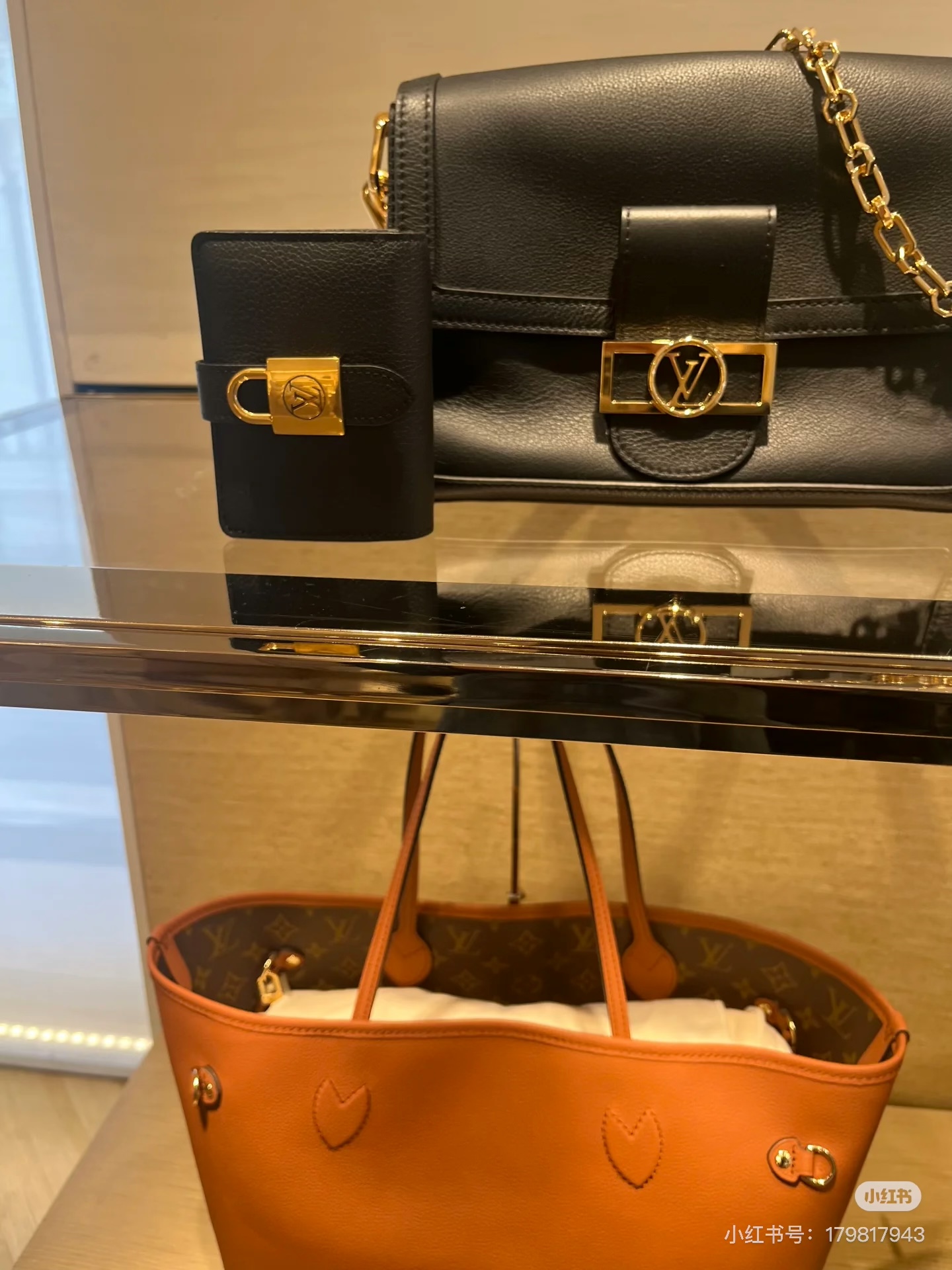 Louis Vuitton Dauphine Soft Bolso Mediano de Piel Negro con Cadena Desmontable 7 i1755002786100 2259 0 5
