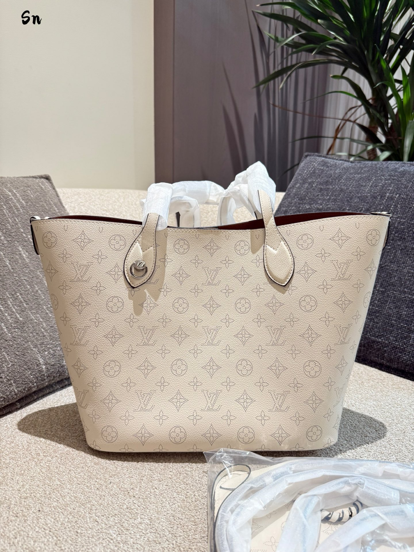 💰280 LV购物袋变形镂空设计本款Blossom手袋选用镂花穿孔牛皮革，以悠闲格调演绎实用功能。内隔层配有可拆卸拉链袋，轻松容纳日常所需;手柄方便手拎或肘挎，可拆卸并调节的肩带增添肩背和斜挎选择。尺寸:大30x27x16