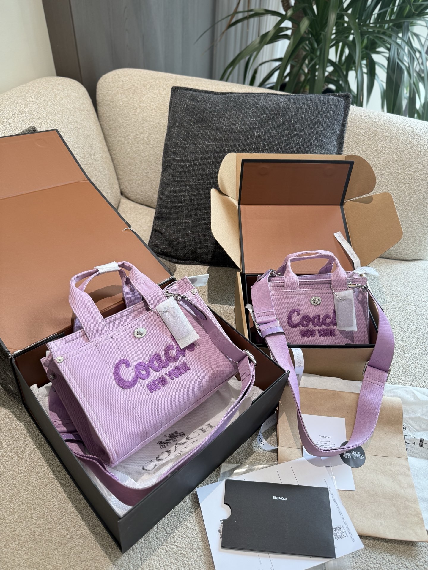 La serie CARGO de Coach es un elemento imprescindible entre las prendas minimalistas. Este bolso tote de color crema es…