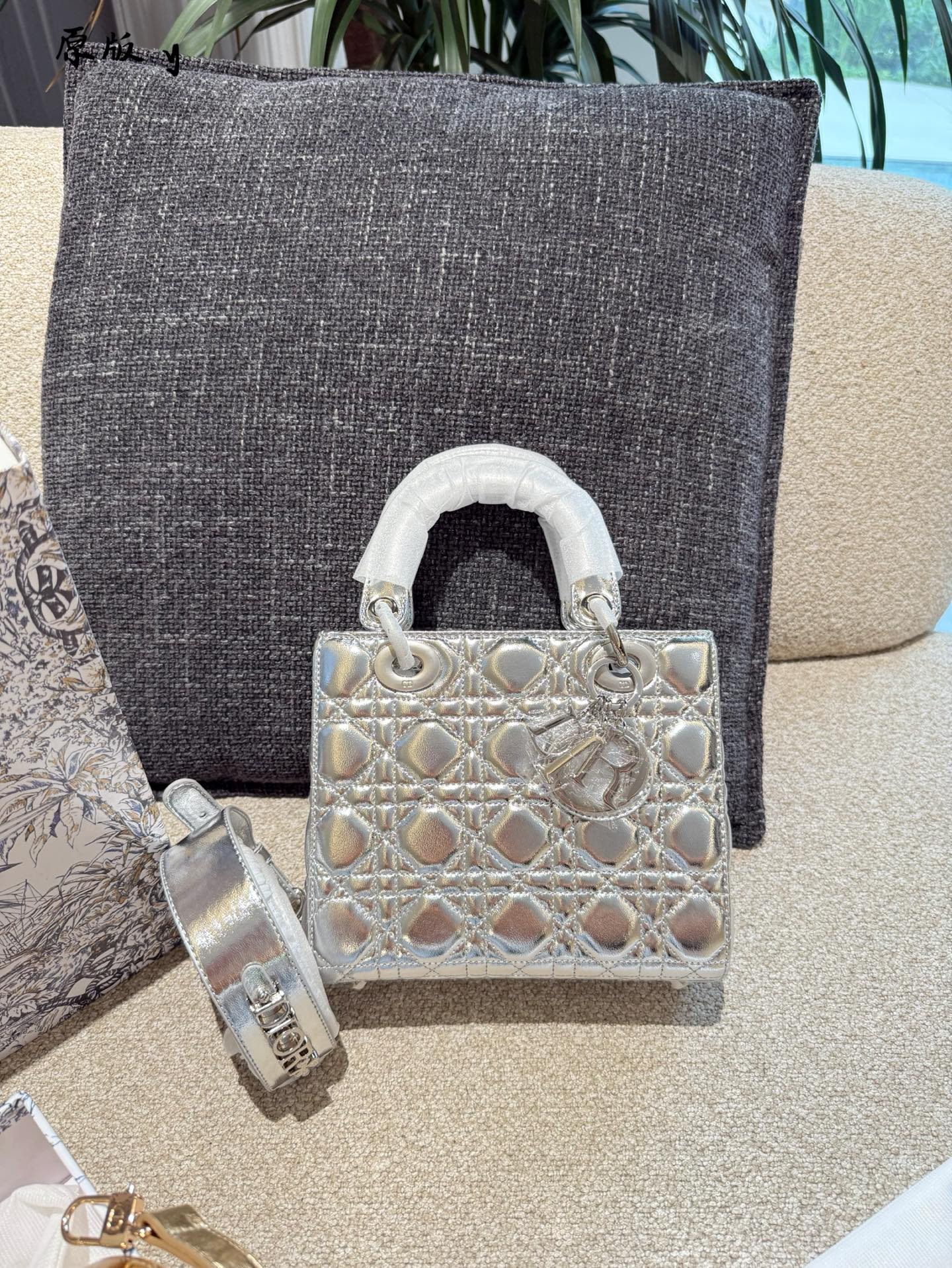 Bolso Lady Dior en piel de cordero metalizada plateada o dorada, tamaño mini 6 i1755095015222 2644 0 4