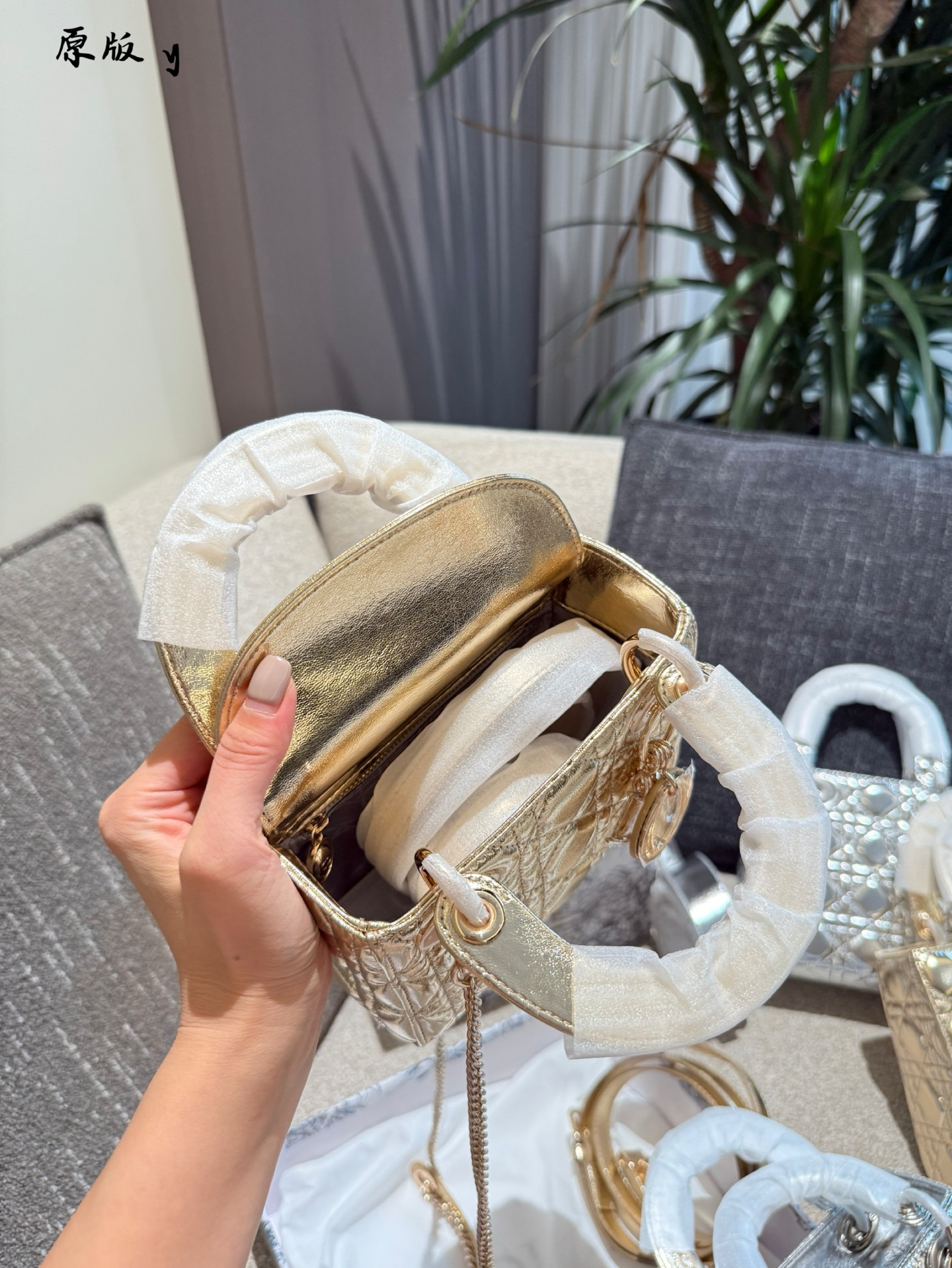 Bolso Lady Dior en piel de cordero metalizada plateada o dorada, tamaño mini 10 i1755095016790 528 0 8