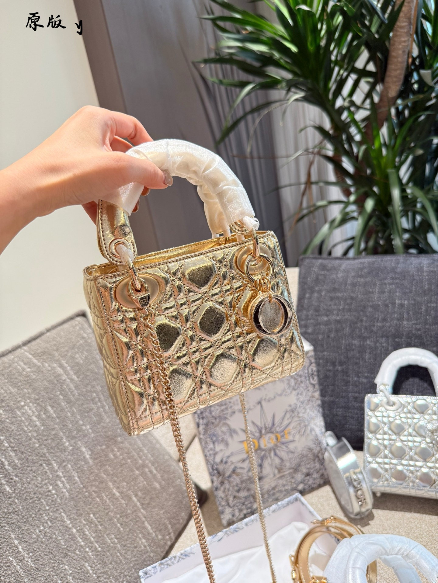 Bolso Lady Dior en piel de cordero metalizada plateada o dorada, tamaño mini 3 i1755095016822 1347 0 1
