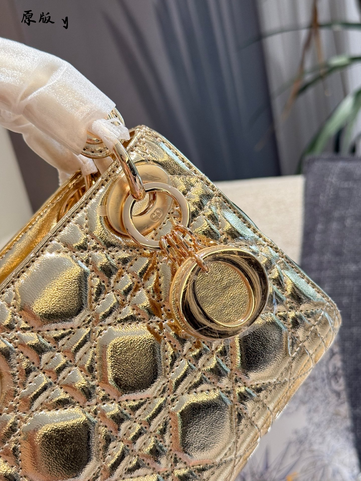 Bolso Lady Dior en piel de cordero metalizada plateada o dorada, tamaño mini 9 i1755095016830 1737 0 7