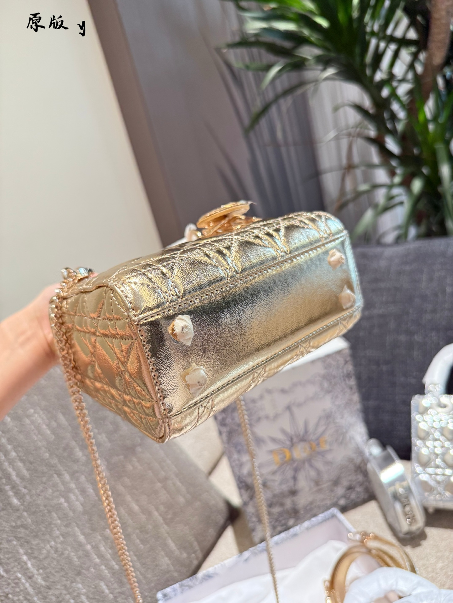 Bolso Lady Dior en piel de cordero metalizada plateada o dorada, tamaño mini 8 i1755095016836 5536 0 6