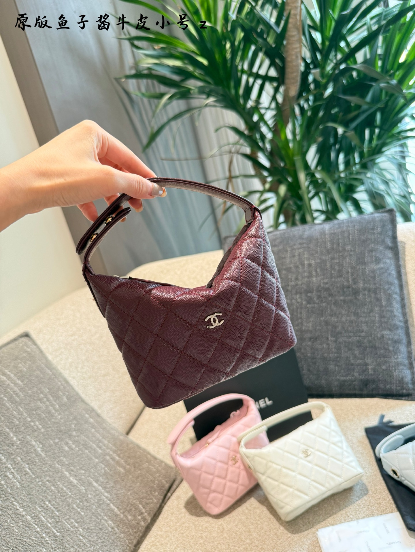 Bolso de Mano Chanel 25C: Elegancia y Estilo en un Diseño Compacto 6 i1755097805360 9413 0 4
