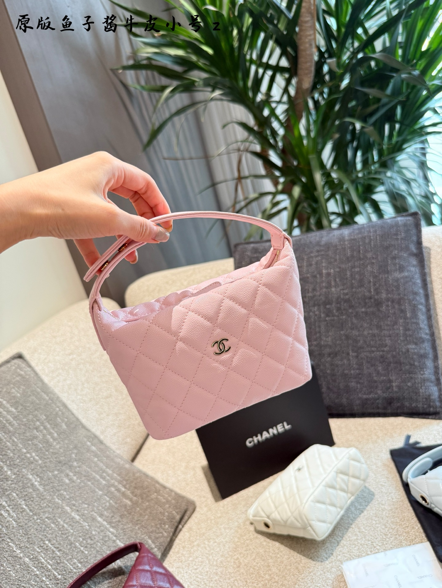 Bolso de Mano Chanel 25C: Elegancia y Estilo en un Diseño Compacto 5 i1755097805363 3559 0 3