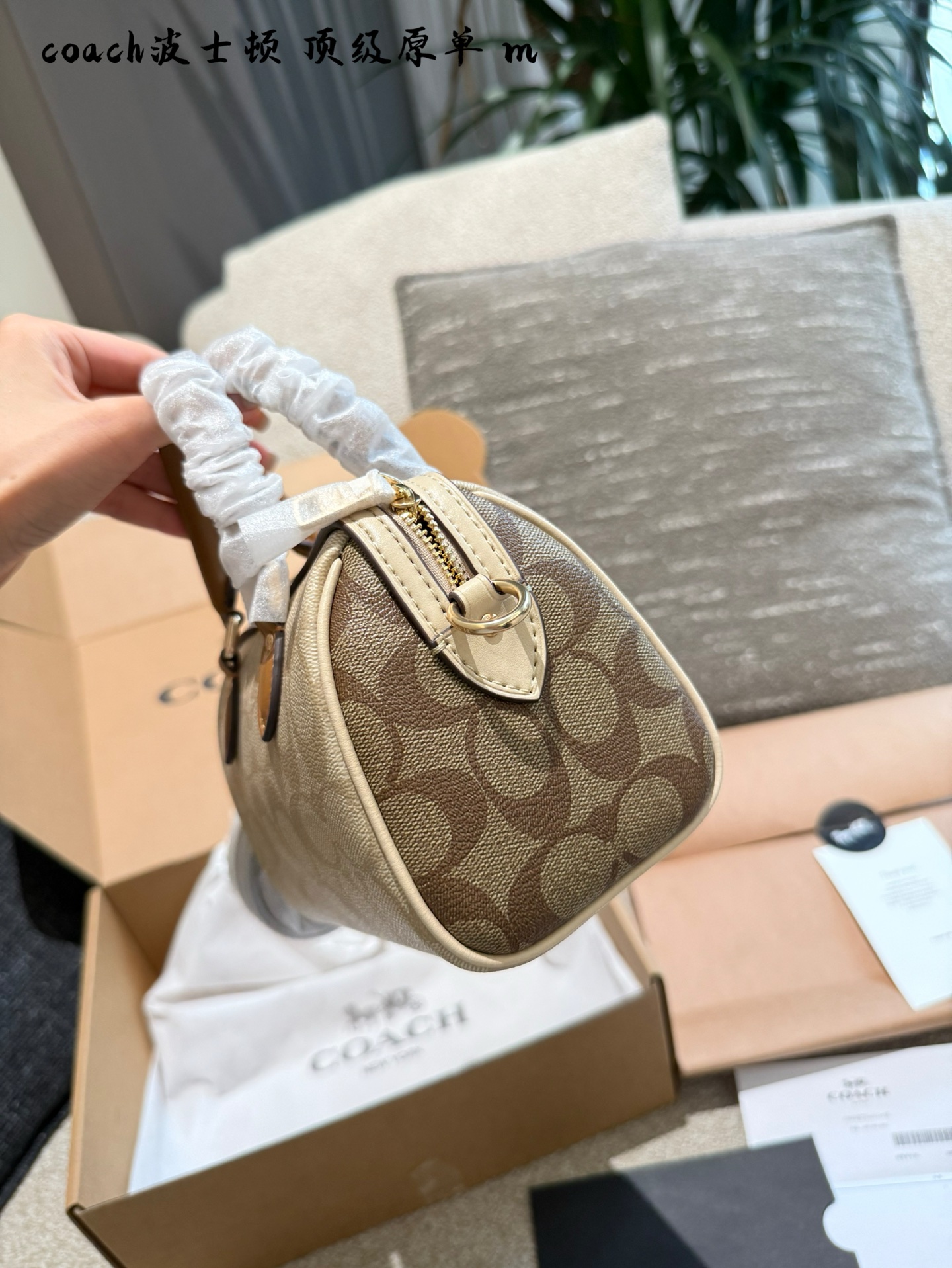 Coach Rowan Mini Boston Bag: Elegancia y Practicidad en un Diseño Compacto 3 i1755267384116 8964 0 2